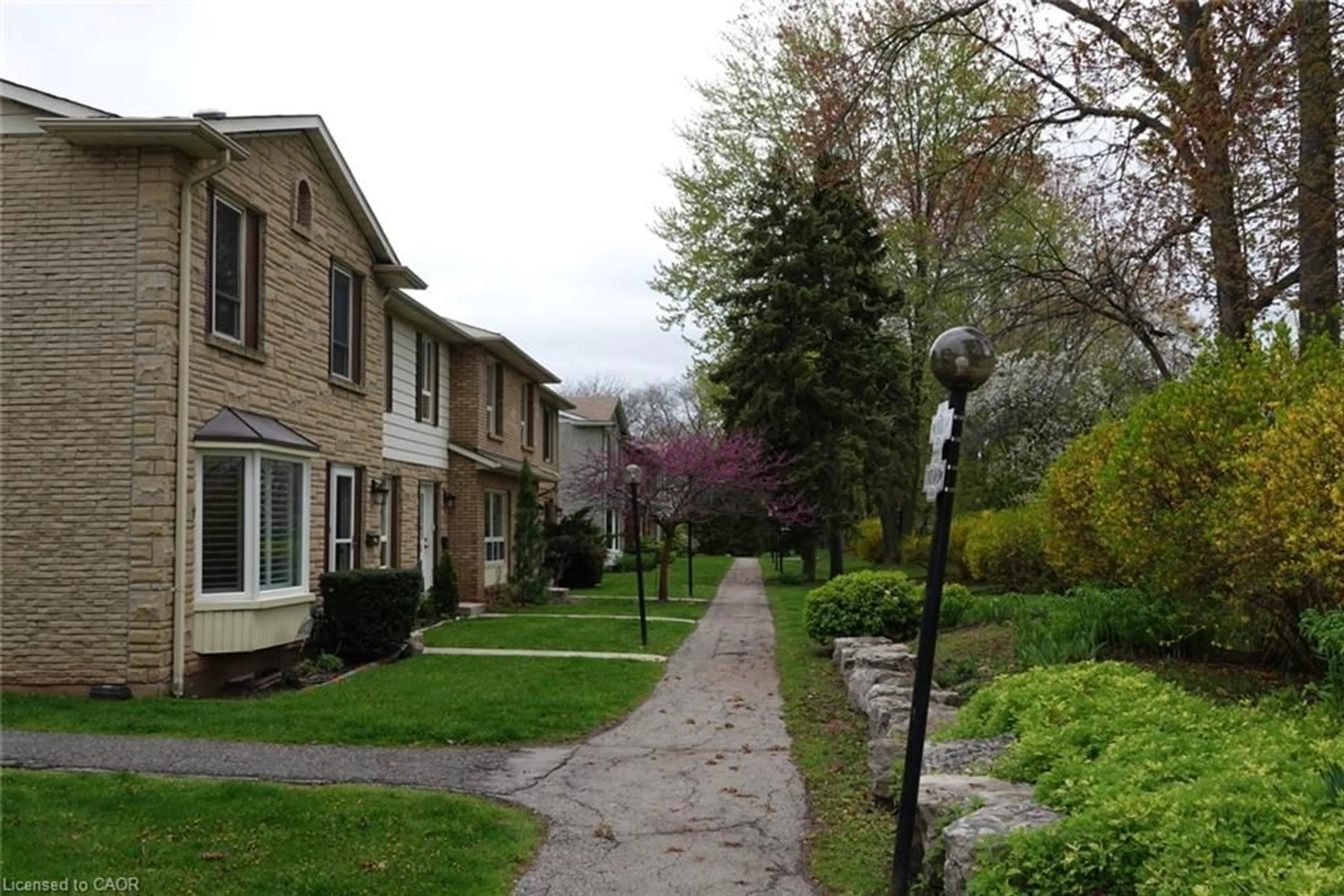 Patio, street for 5475 Lakeshore Rd #9, Burlington Ontario L7L 1E1