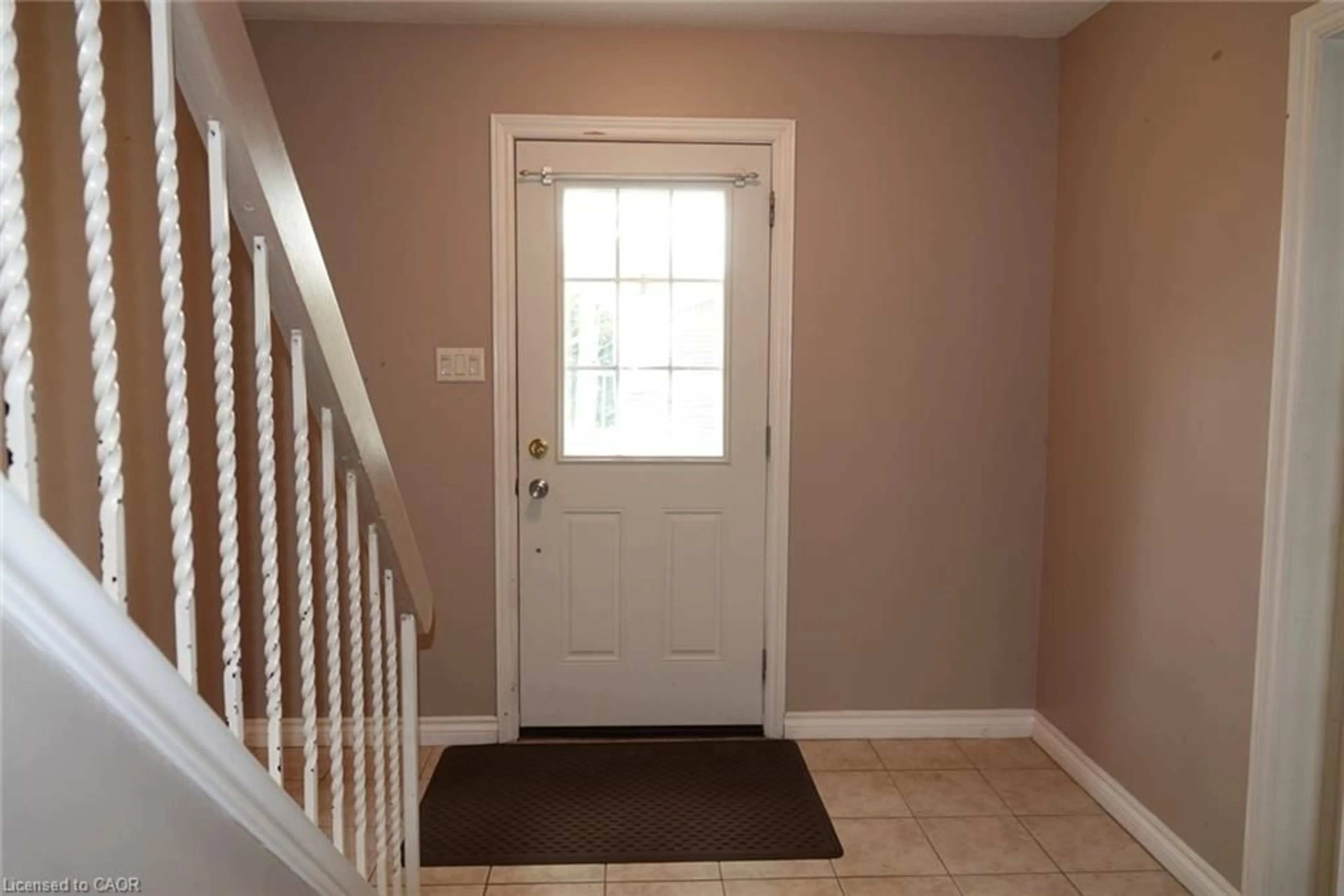 Indoor entryway for 5475 Lakeshore Rd #9, Burlington Ontario L7L 1E1