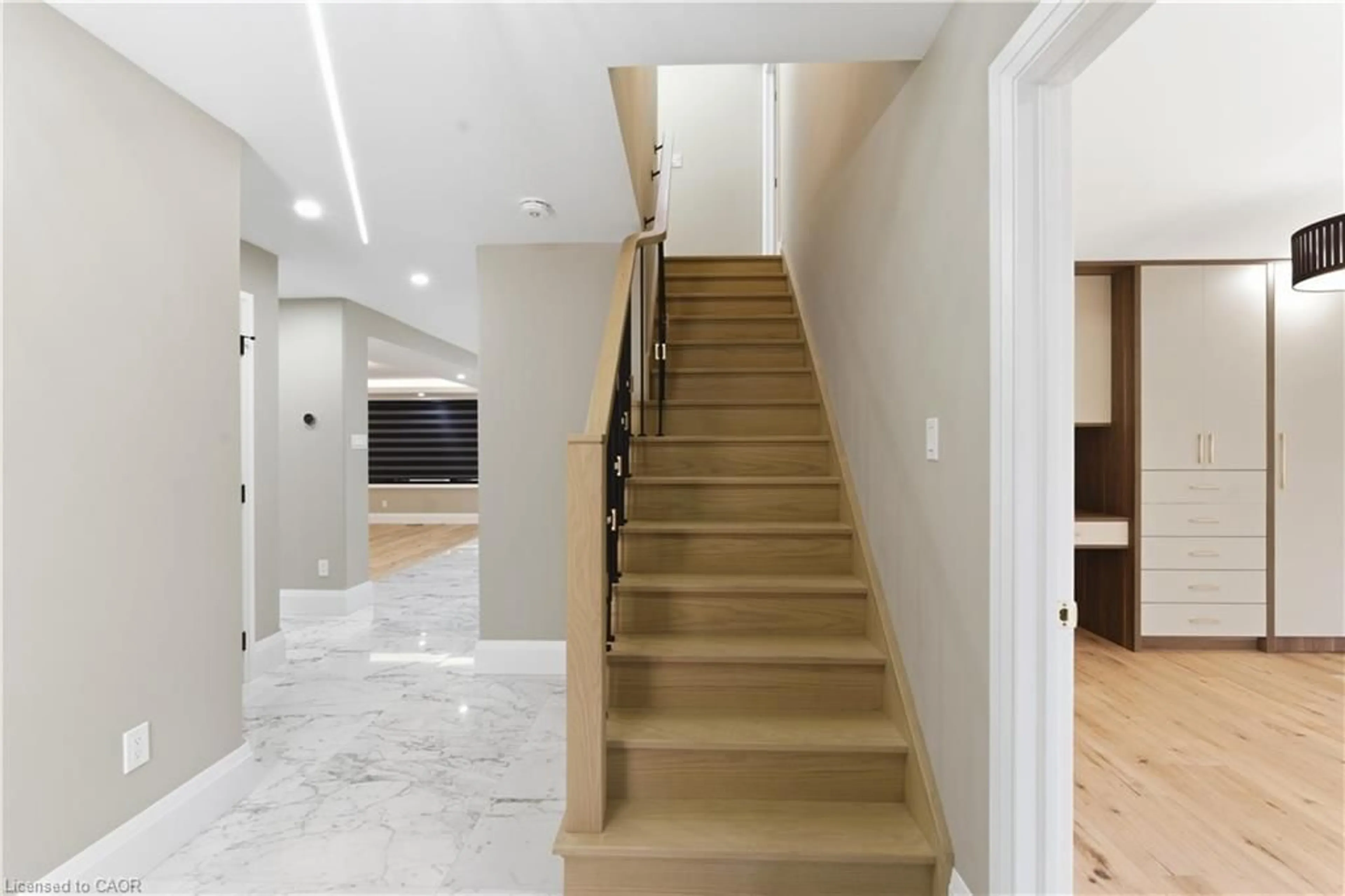 Indoor foyer for 11 Bridlewood Dr, Guelph Ontario N1G 4A5