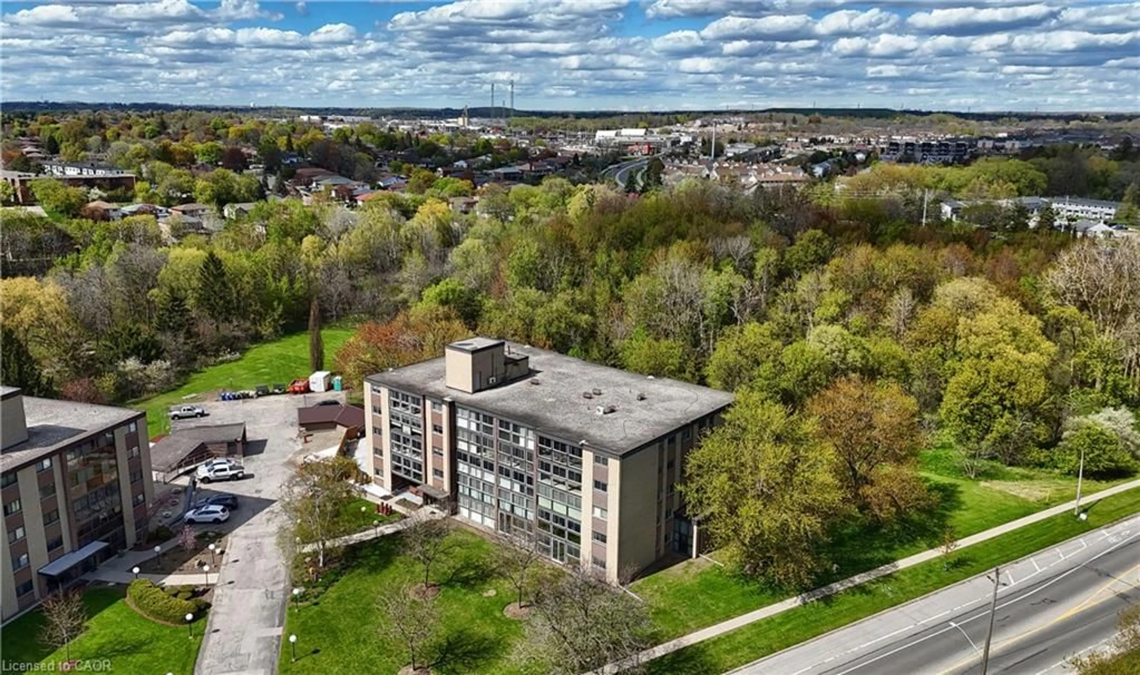A pic from outside/outdoor area/front of a property/back of a property/a pic from drone, building for 400 Champlain Blvd #404, Cambridge Ontario N1R 7J6