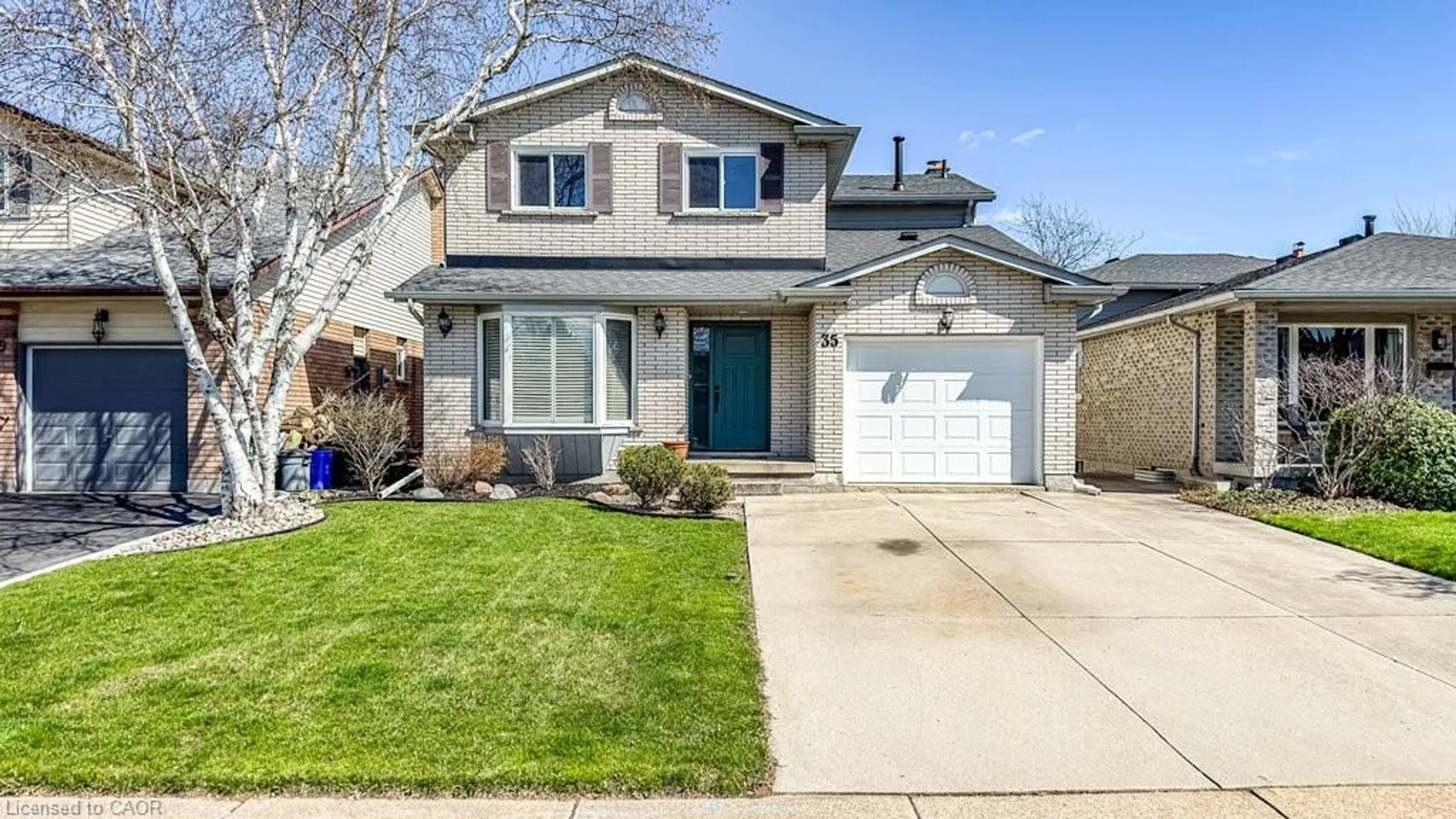 Home with vinyl exterior material, street for 35 Horizon Crt, Hamilton Ontario L9B 1W8