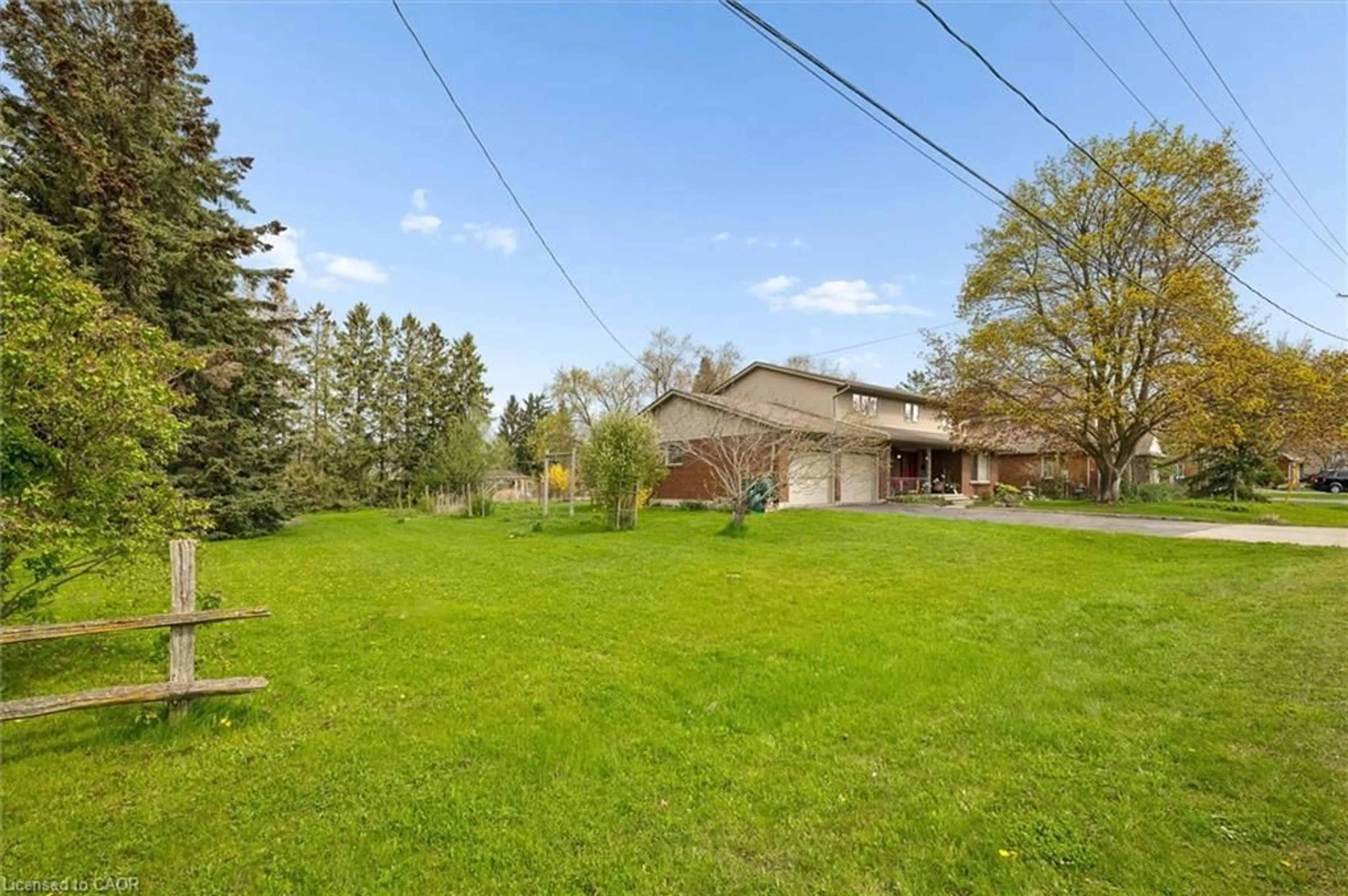 A pic from outside/outdoor area/front of a property/back of a property/a pic from drone, unknown for 142 Carson Dr, Kitchener Ontario N2B 2Z2