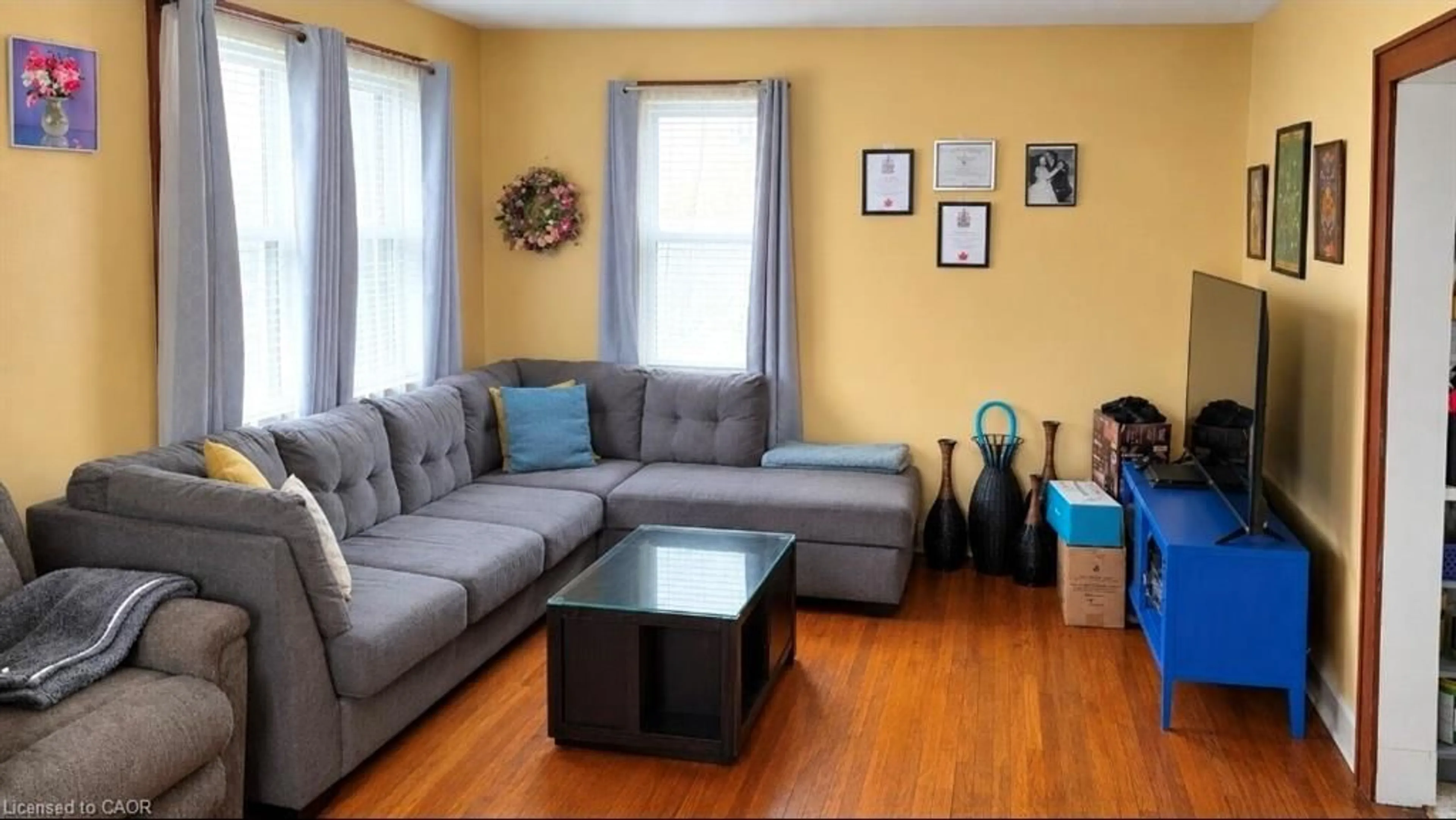 Living room with furniture, wood/laminate floor for 206 Robinson St, Simcoe Ontario N3Y 1X3