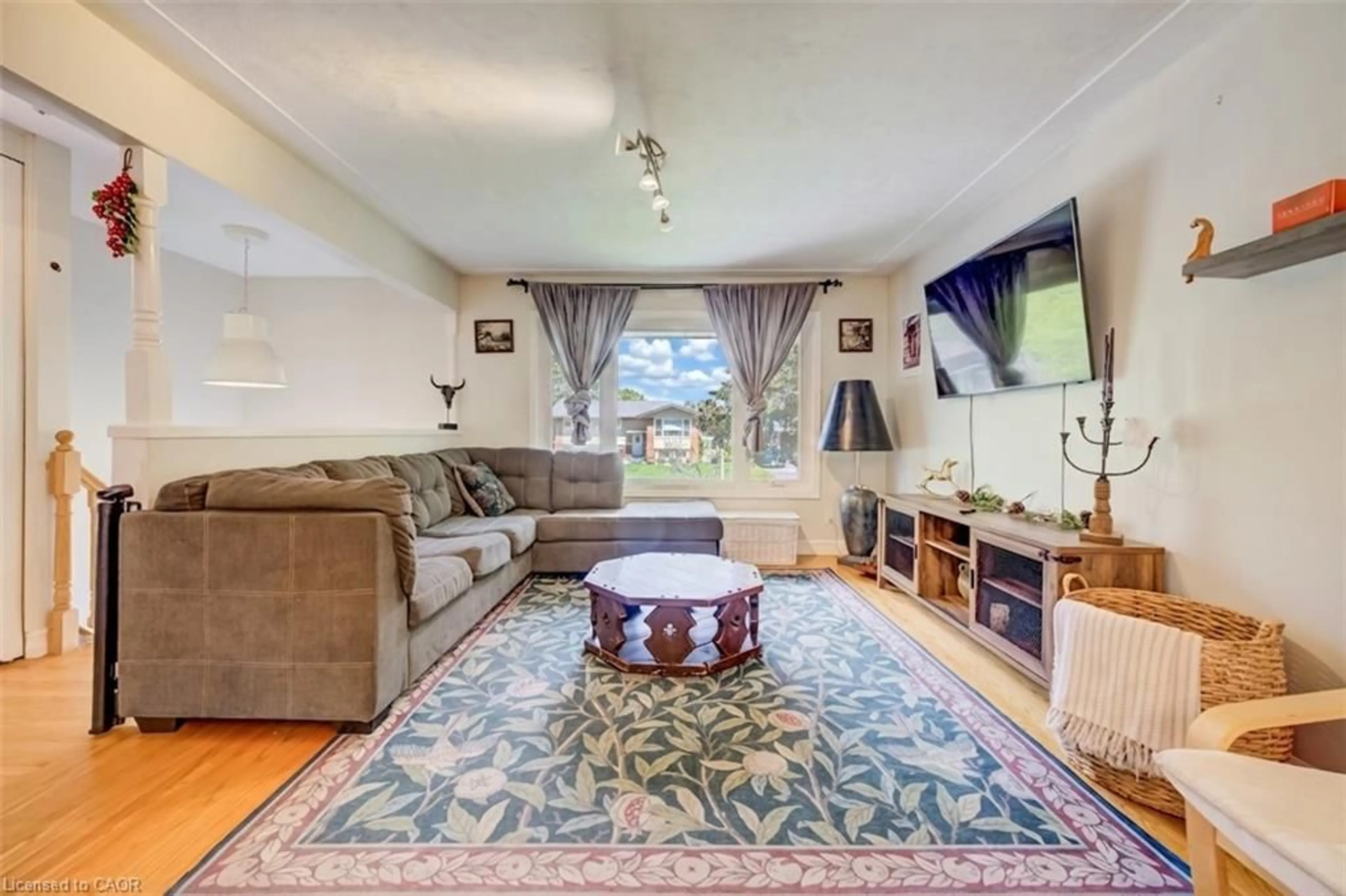 Living room with furniture, unknown for 209 Willowdale Ave, Waterloo Ontario N2J 3M2