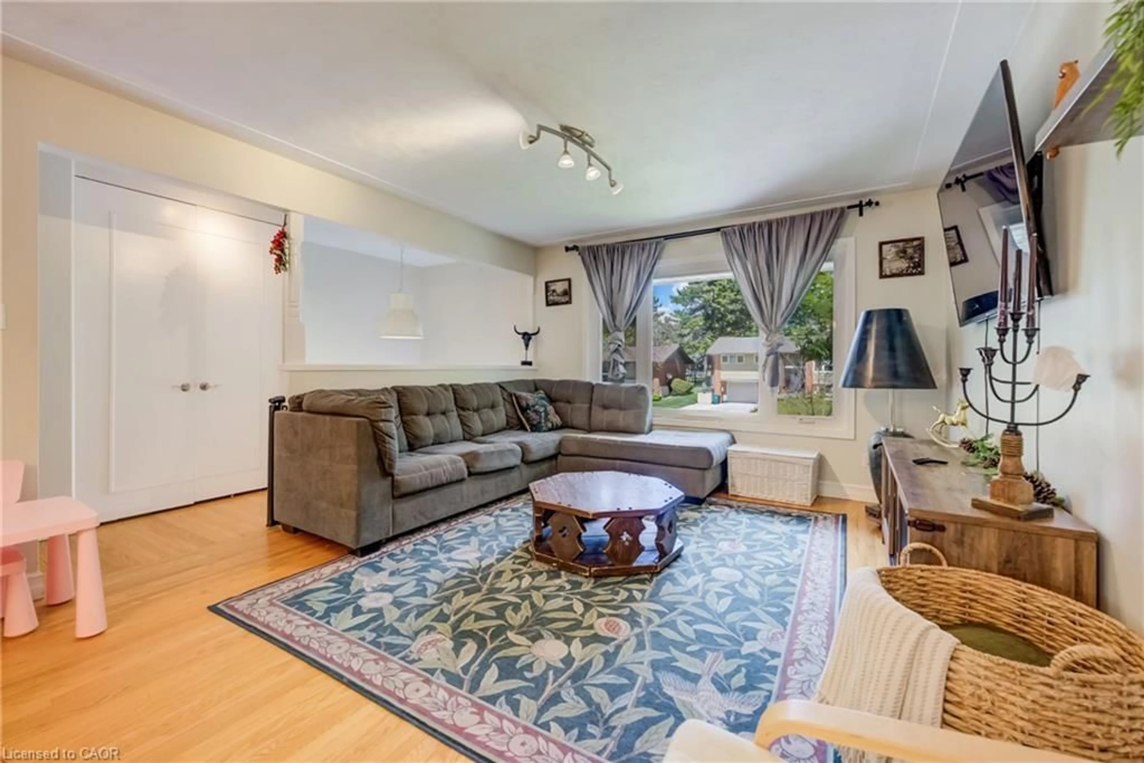 Living room with furniture, unknown for 209 Willowdale Ave, Waterloo Ontario N2J 3M2