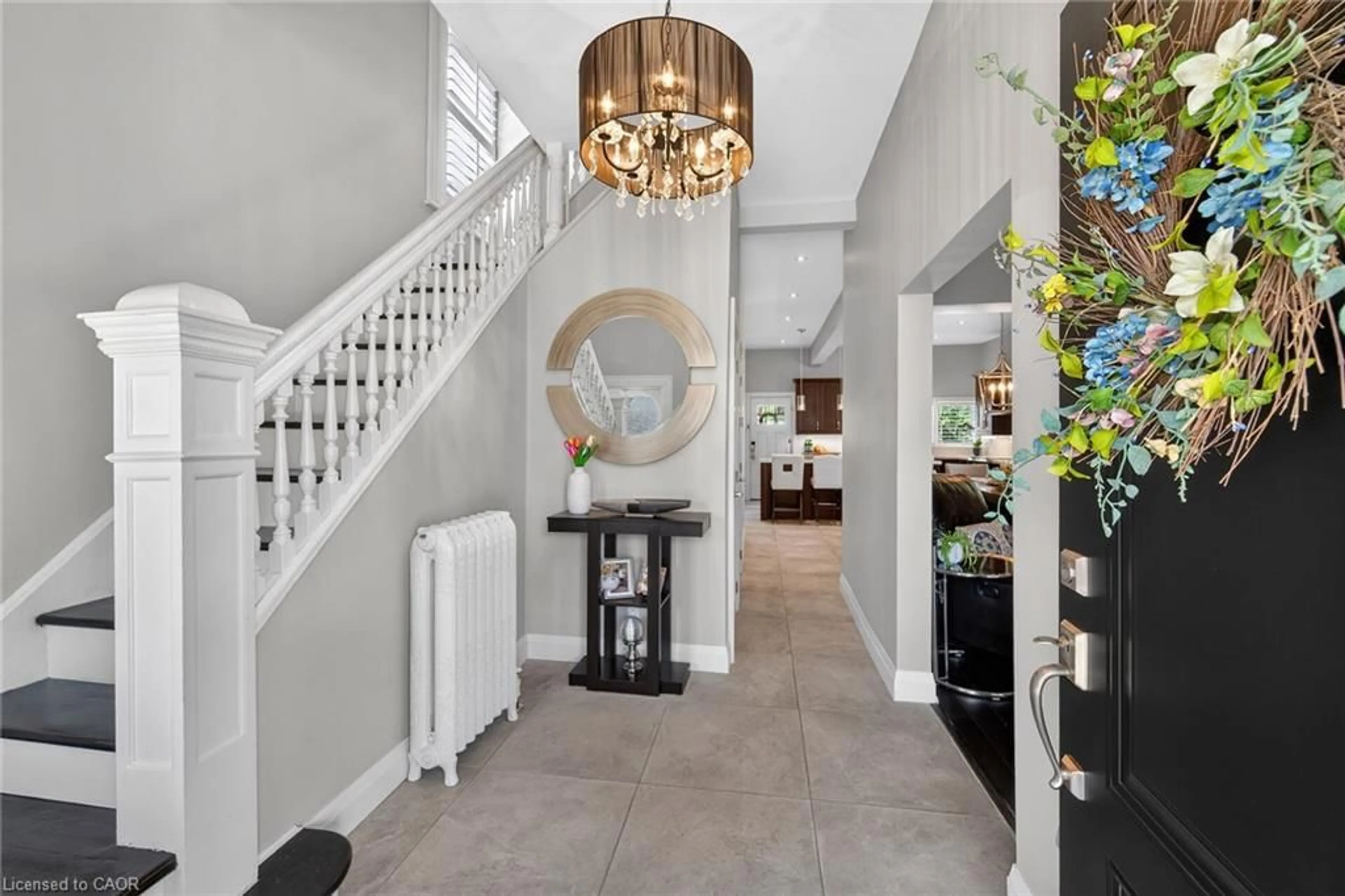 Indoor foyer for 179 Macnab St, Hamilton Ontario L8R 2M5