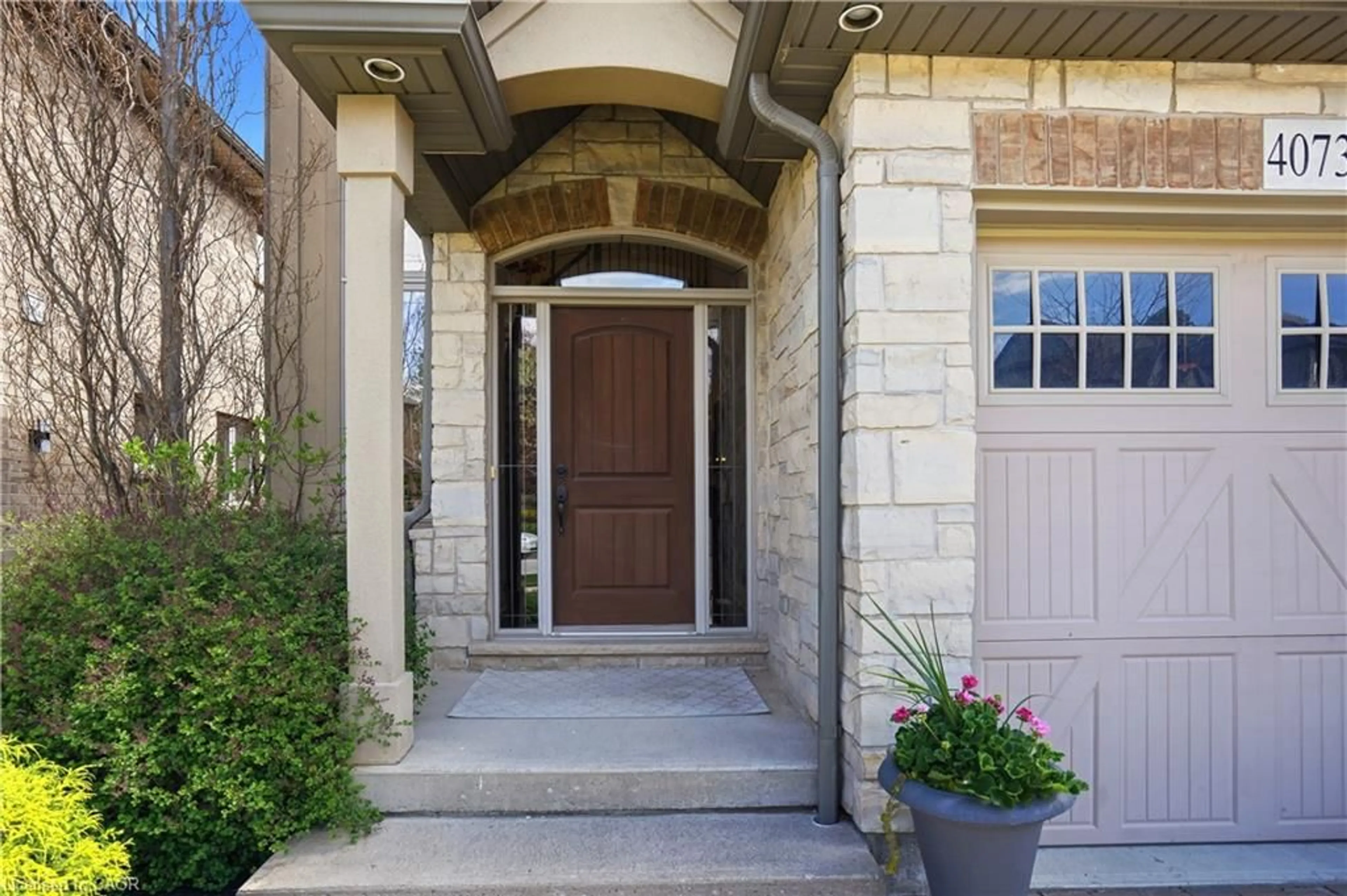 Indoor entryway for 4073 Highland Park Dr, Beamsville Ontario L3J 0M3