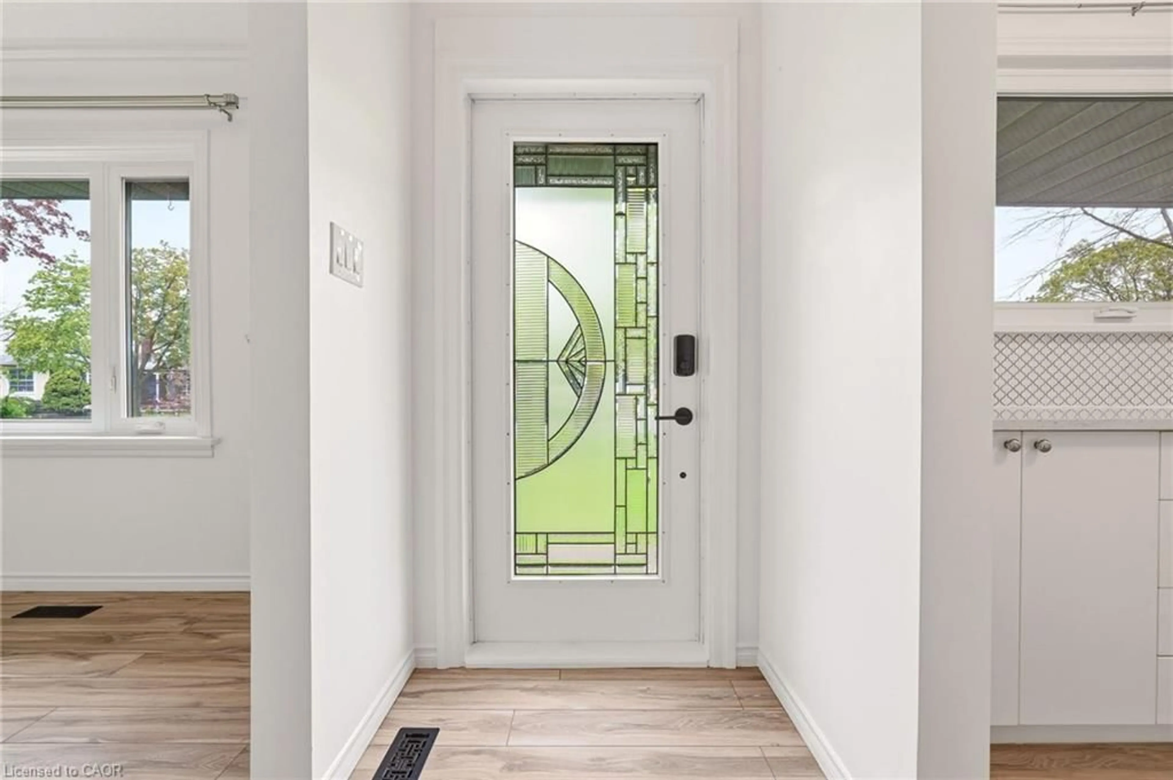 Indoor entryway for 25 Briarsdale Dr, St. Catharines Ontario L2T 2Z4
