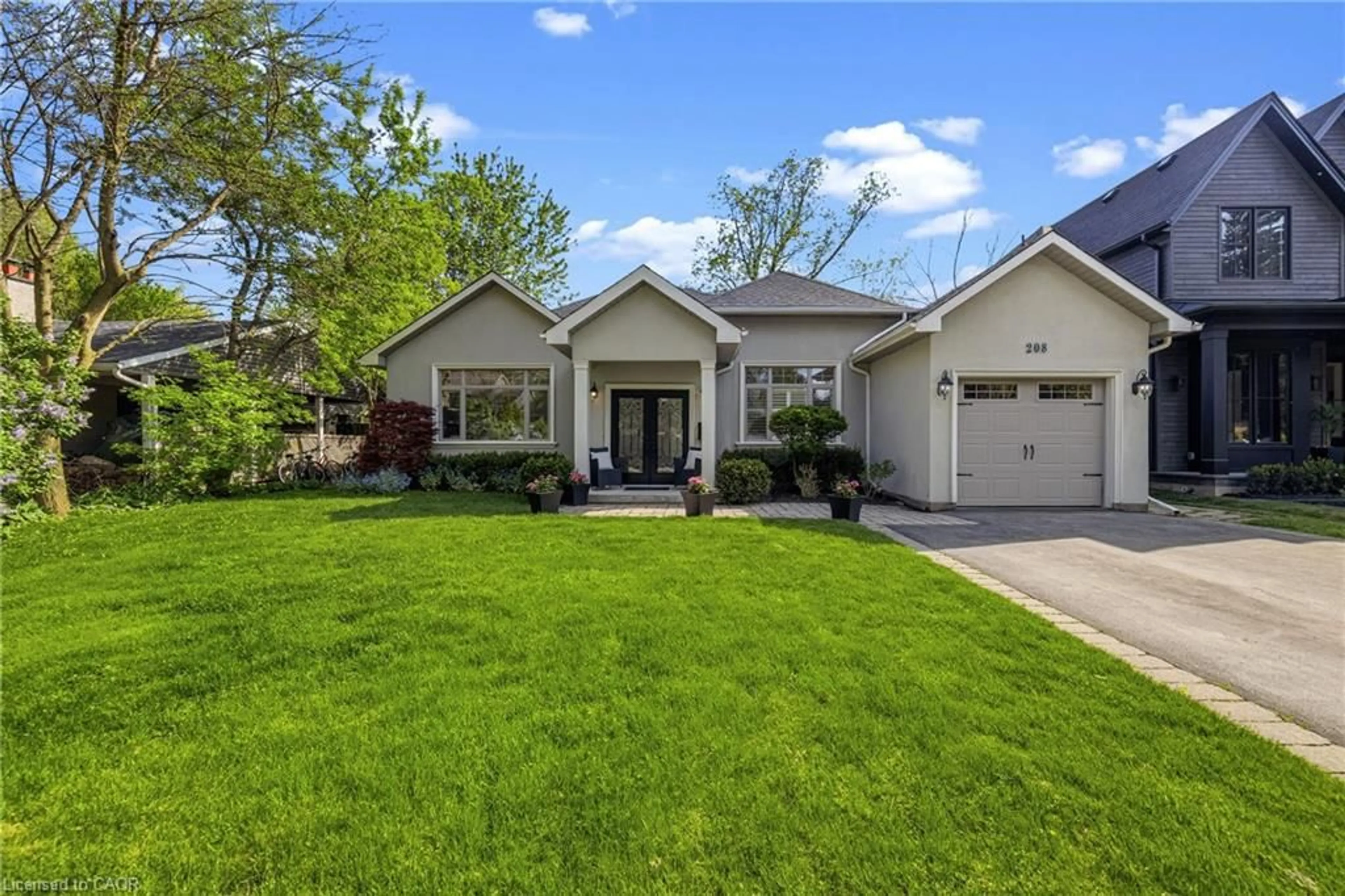 Home with vinyl exterior material, street for 208 Mohawk Rd, Oakville Ontario L6L 2Z2