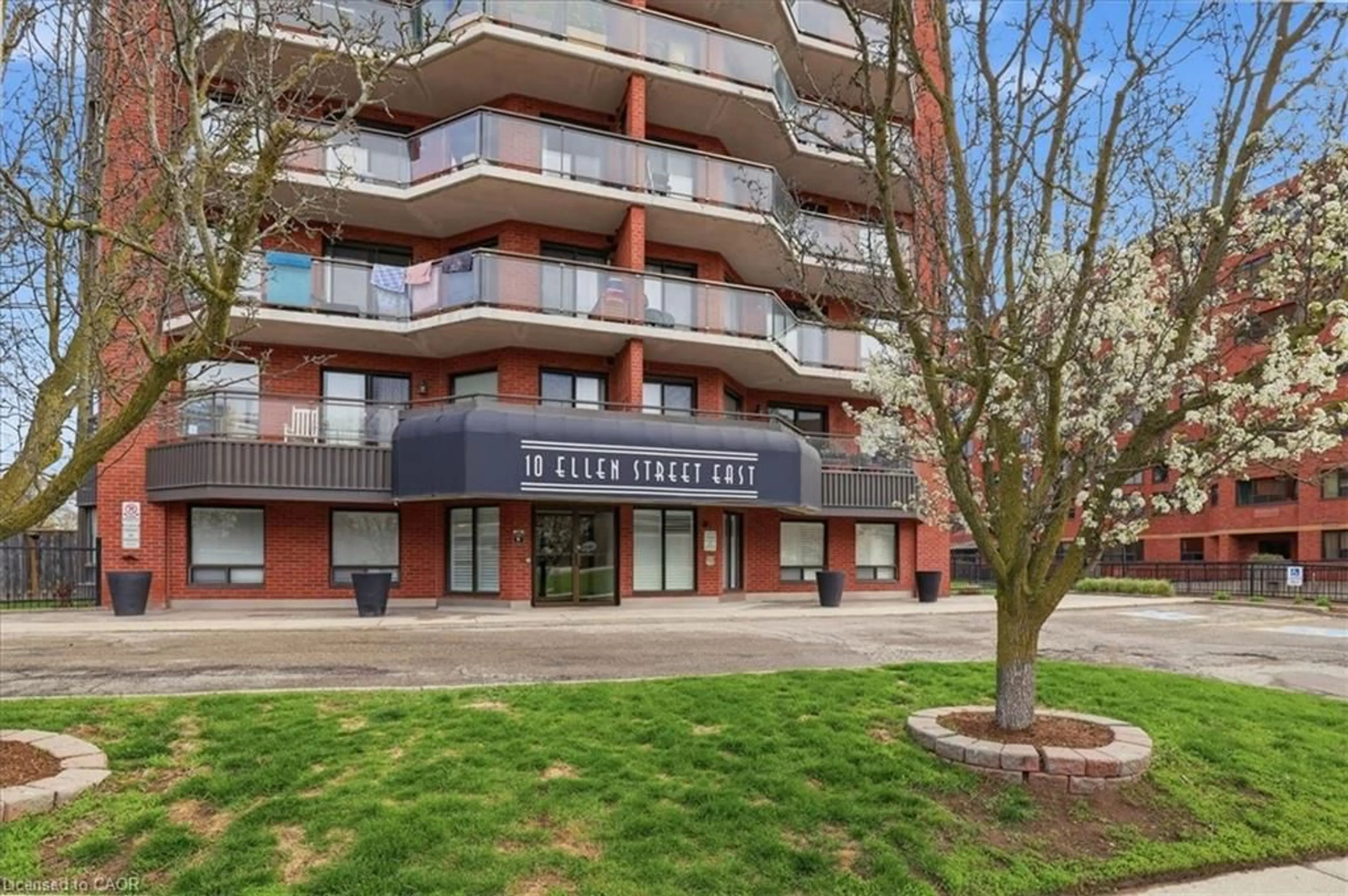 Patio, building for 10 Ellen St #808, Kitchener Ontario N2H 6R8