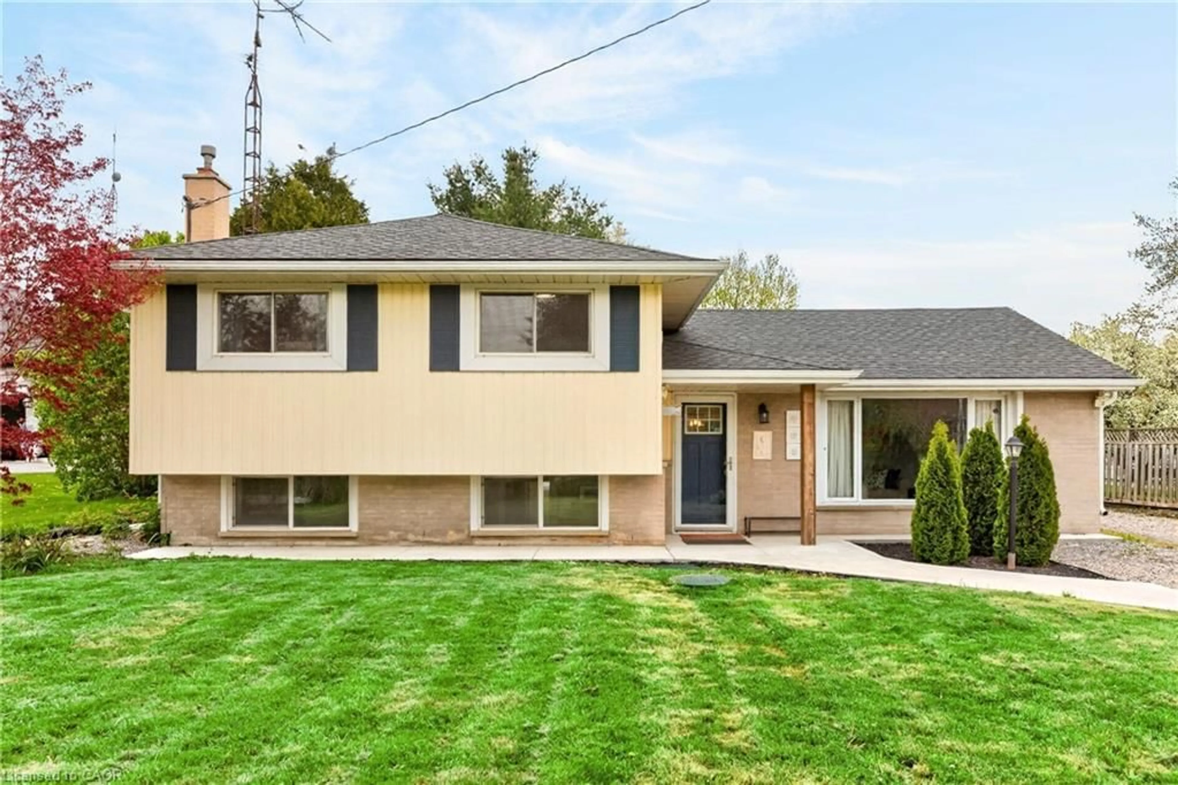Home with vinyl exterior material, street for 183 Sunnyridge Rd, Ancaster Ontario L0R 1R0