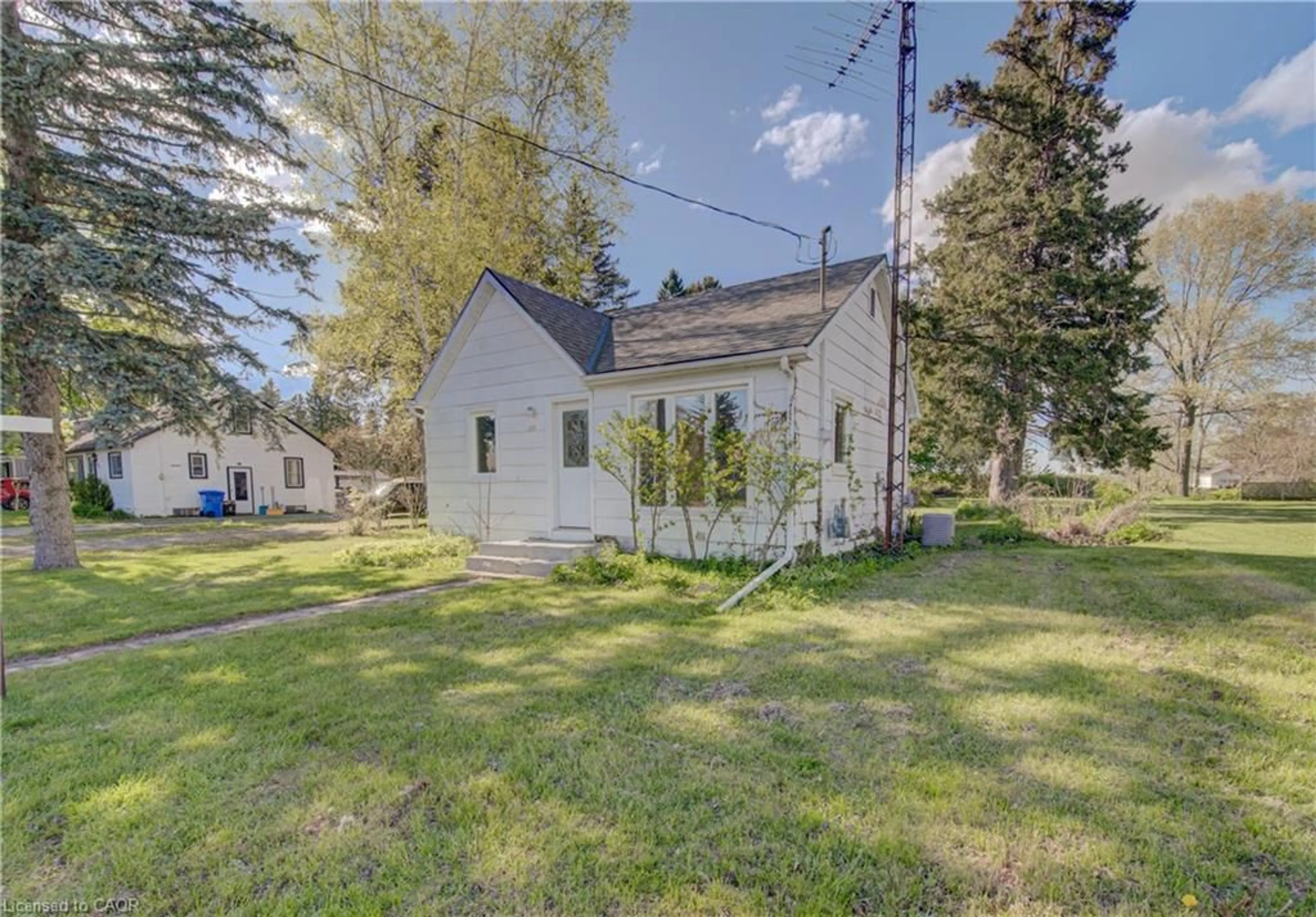 A pic from outside/outdoor area/front of a property/back of a property/a pic from drone, street for 193 West Church St, Waterford Ontario N0E 1Y0