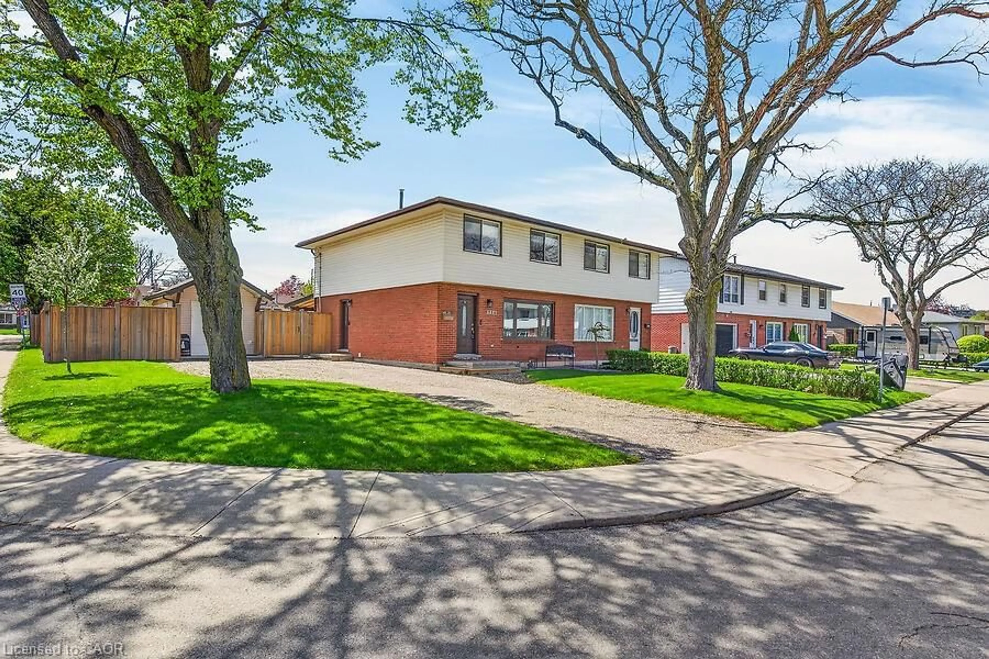 A pic from outside/outdoor area/front of a property/back of a property/a pic from drone, street for 254 St Andrews Dr, Hamilton Ontario L8K 5K3