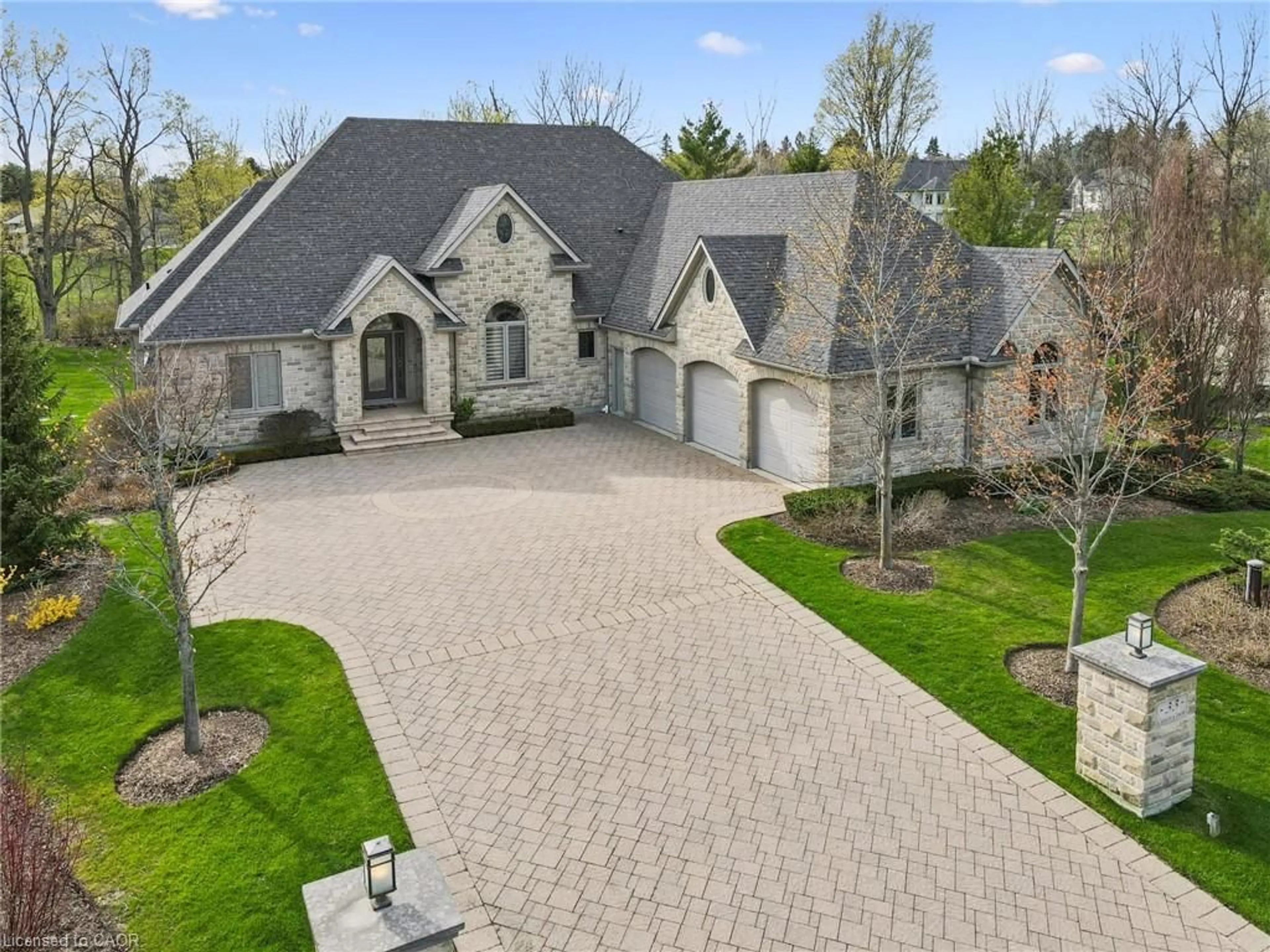 A pic from outside/outdoor area/front of a property/back of a property/a pic from drone, street for 33 Cassin Crt, Puslinch Ontario N0B 2J0