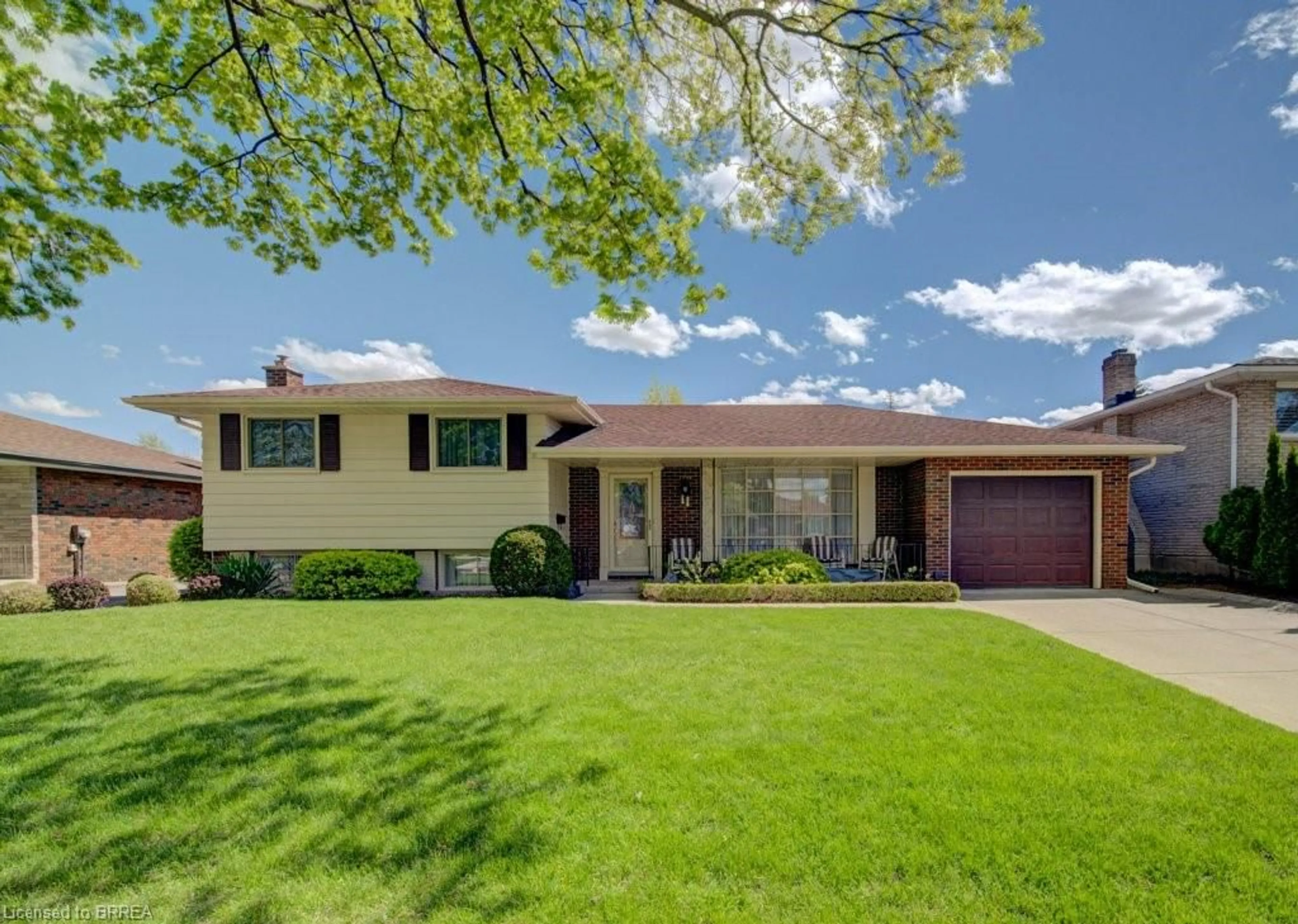 Home with brick exterior material, street for 11 Pippin Dr, Brantford Ontario N3R 5V8