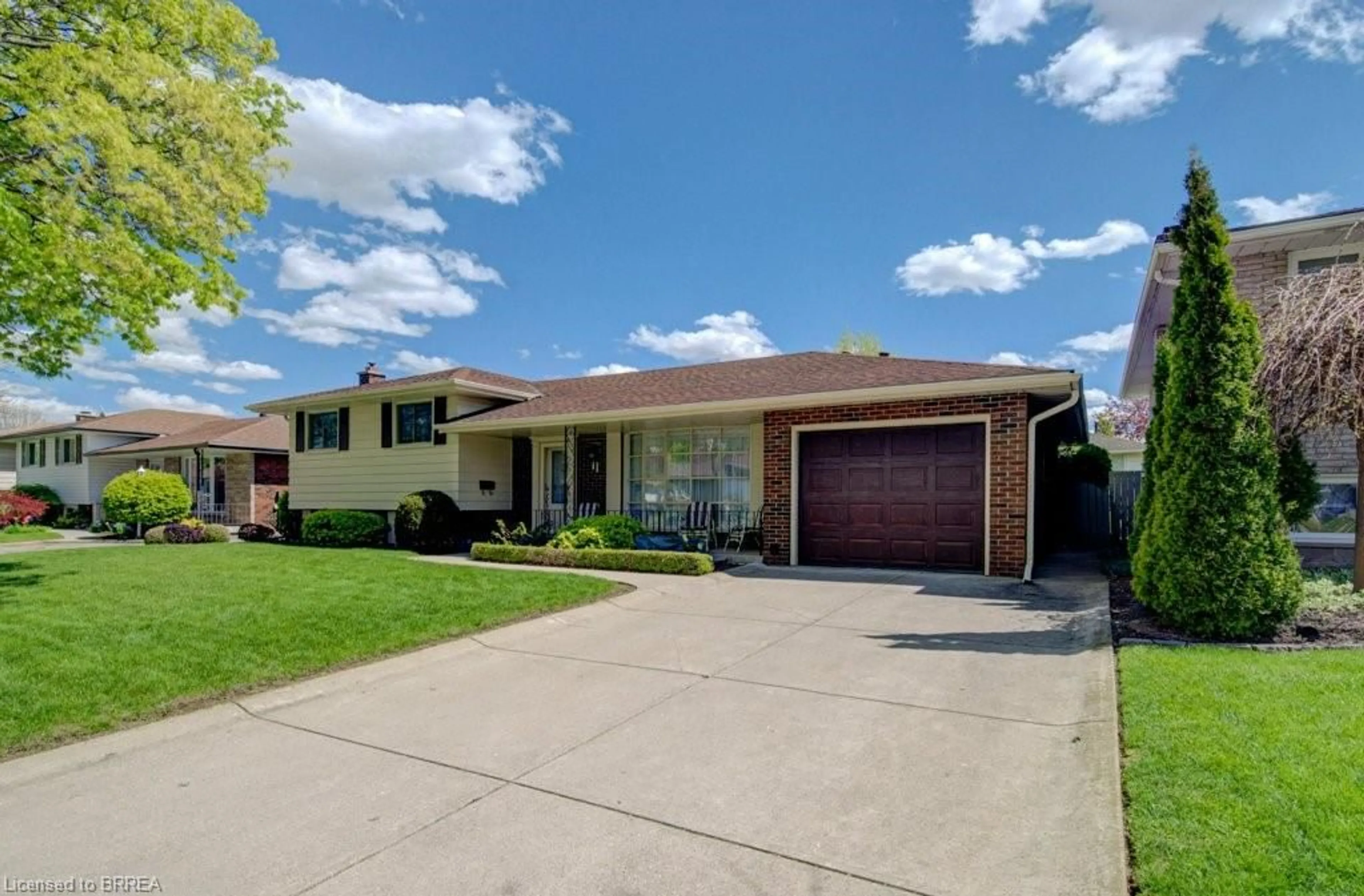 Home with brick exterior material, street for 11 Pippin Dr, Brantford Ontario N3R 5V8