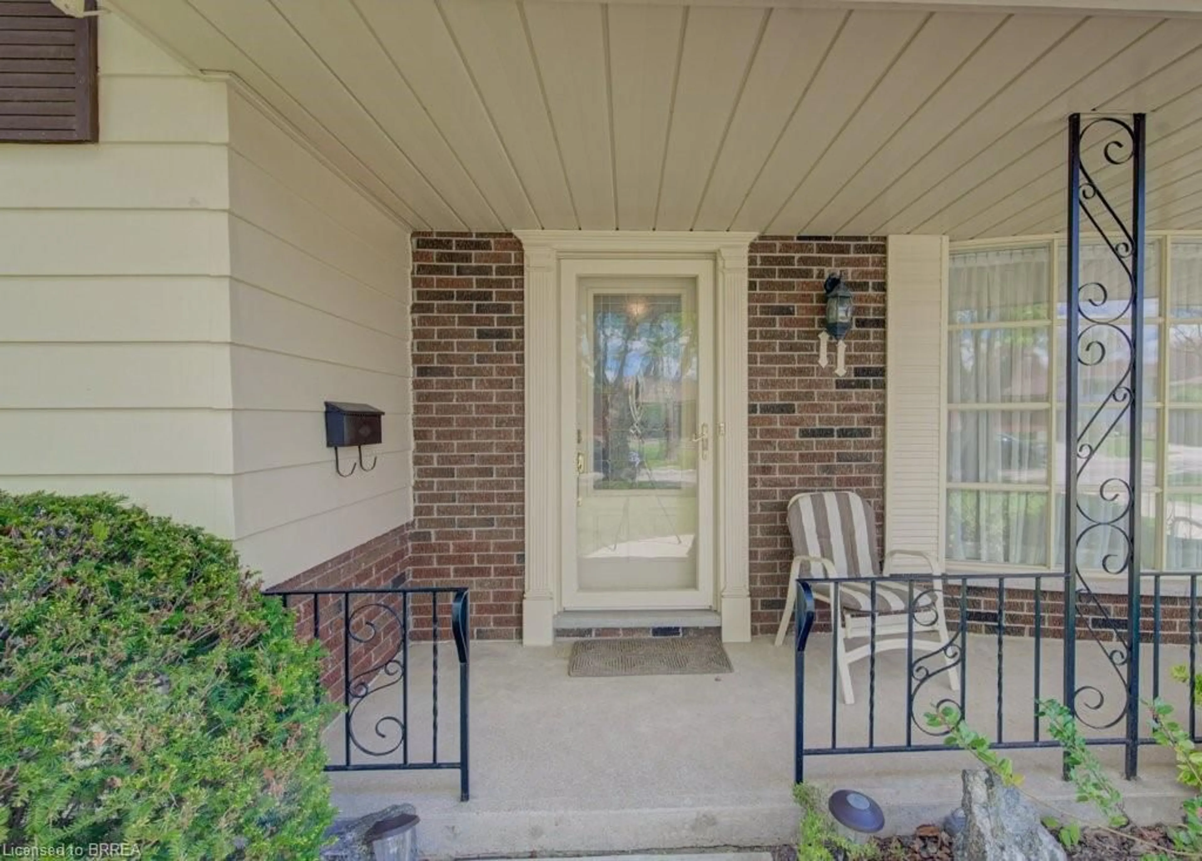 Indoor entryway for 11 Pippin Dr, Brantford Ontario N3R 5V8