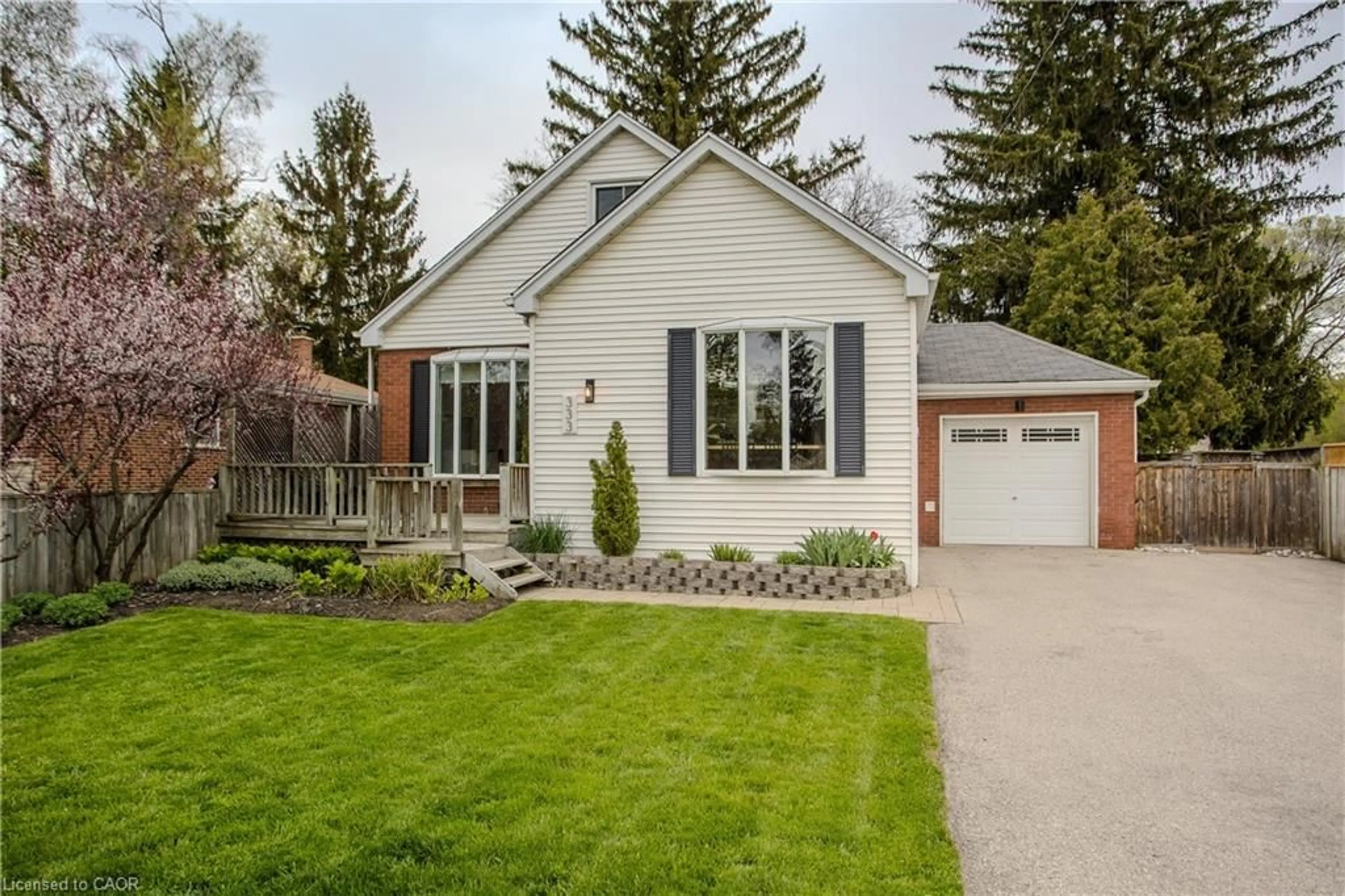 Home with brick exterior material, street for 333 St Paul St, Burlington Ontario L7R 3K2