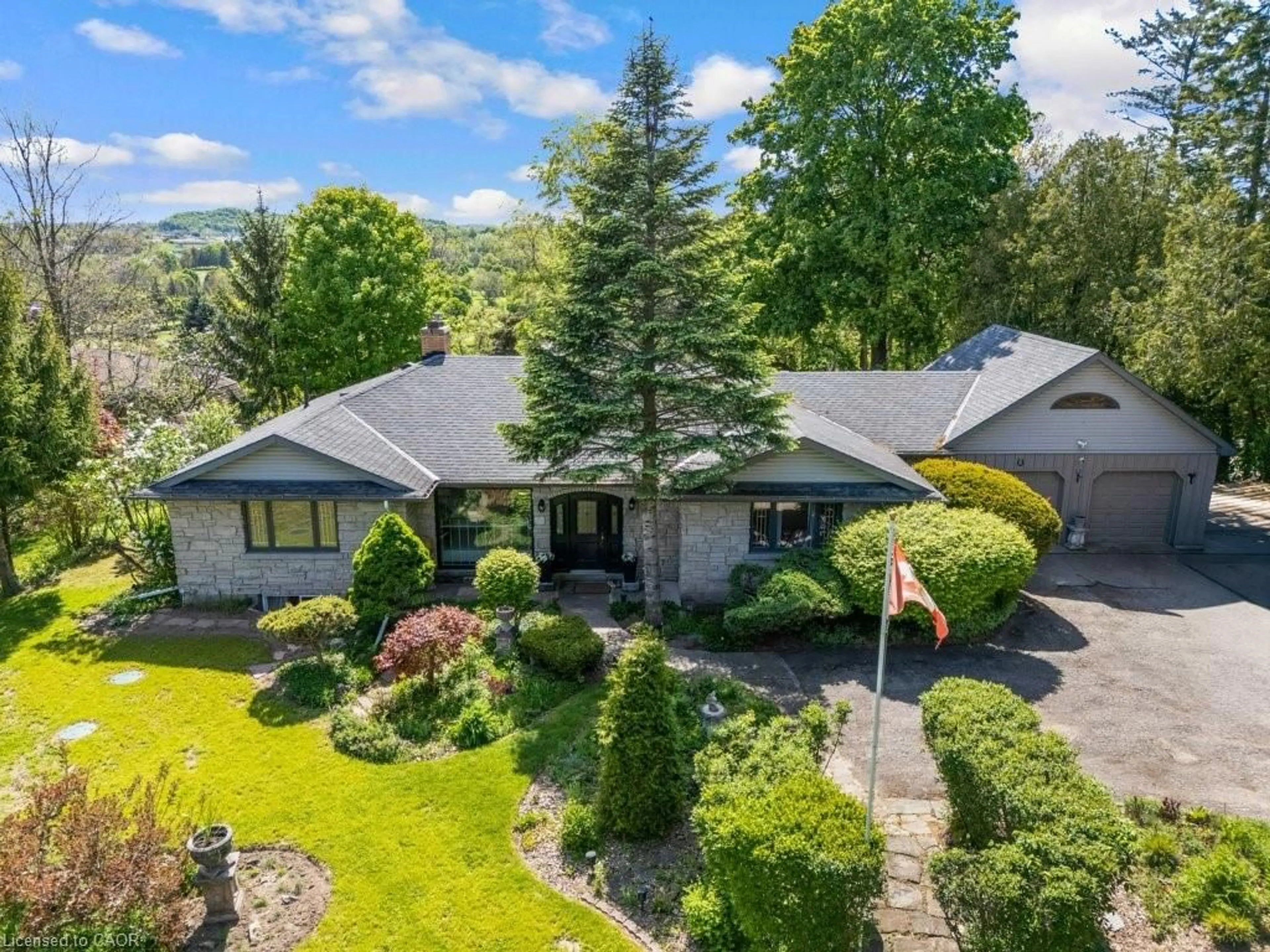 A pic from outside/outdoor area/front of a property/back of a property/a pic from drone, mountain view for 91 Limerick Dr, Kitchener Ontario N2P 2G9