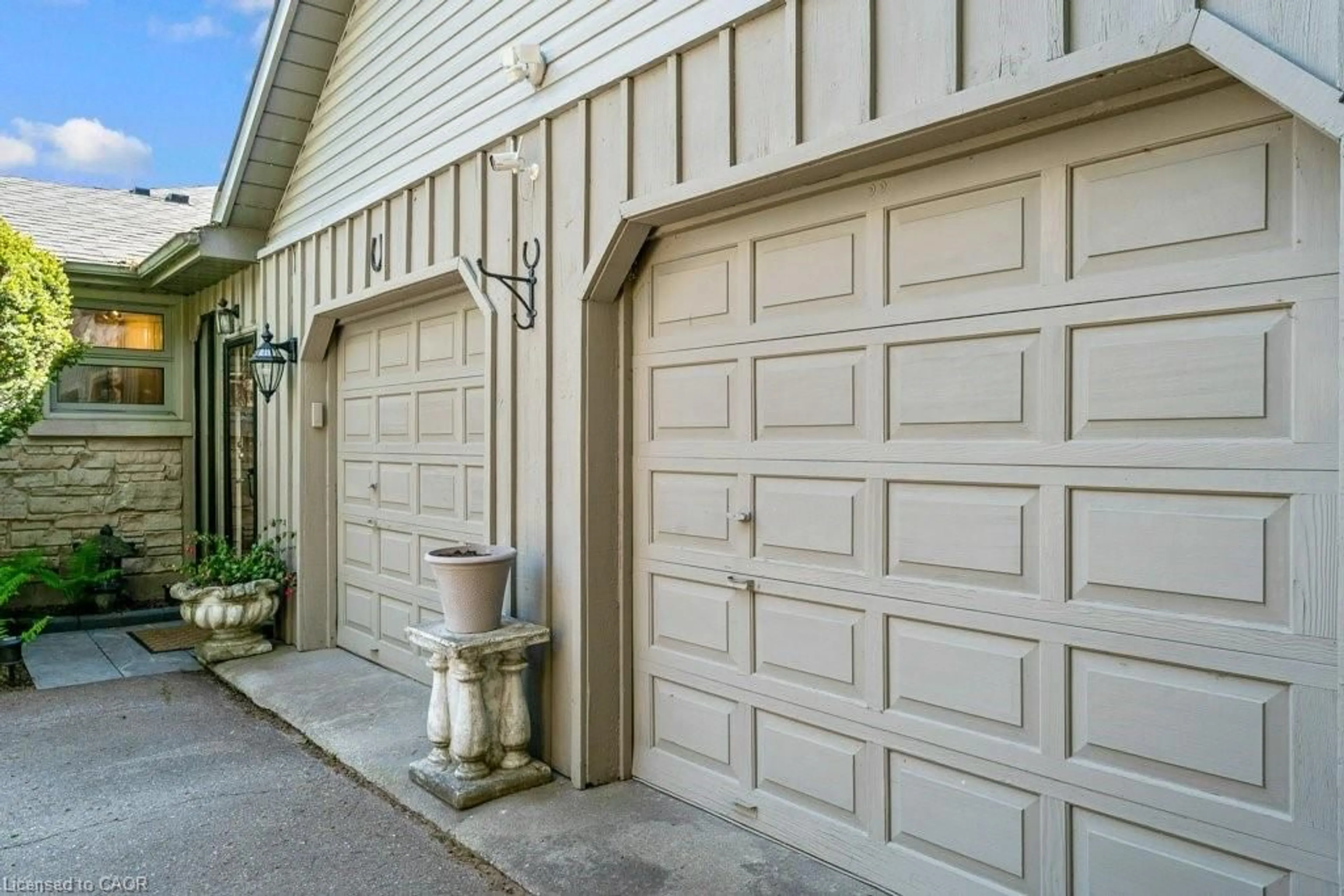 Indoor garage for 91 Limerick Dr, Kitchener Ontario N2P 2G9