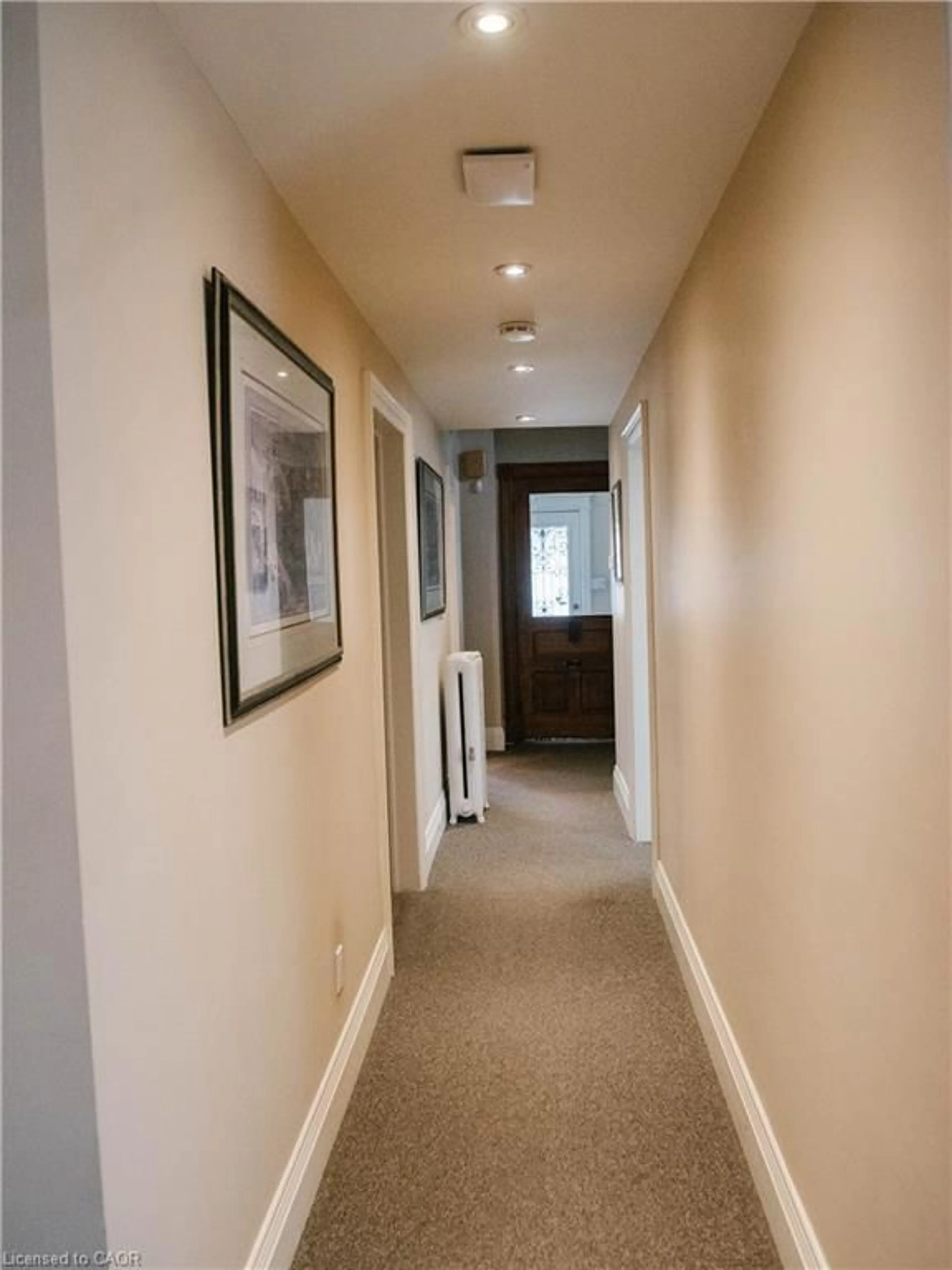 Indoor foyer for 25 Irvin St, Kitchener Ontario N2H 1K6