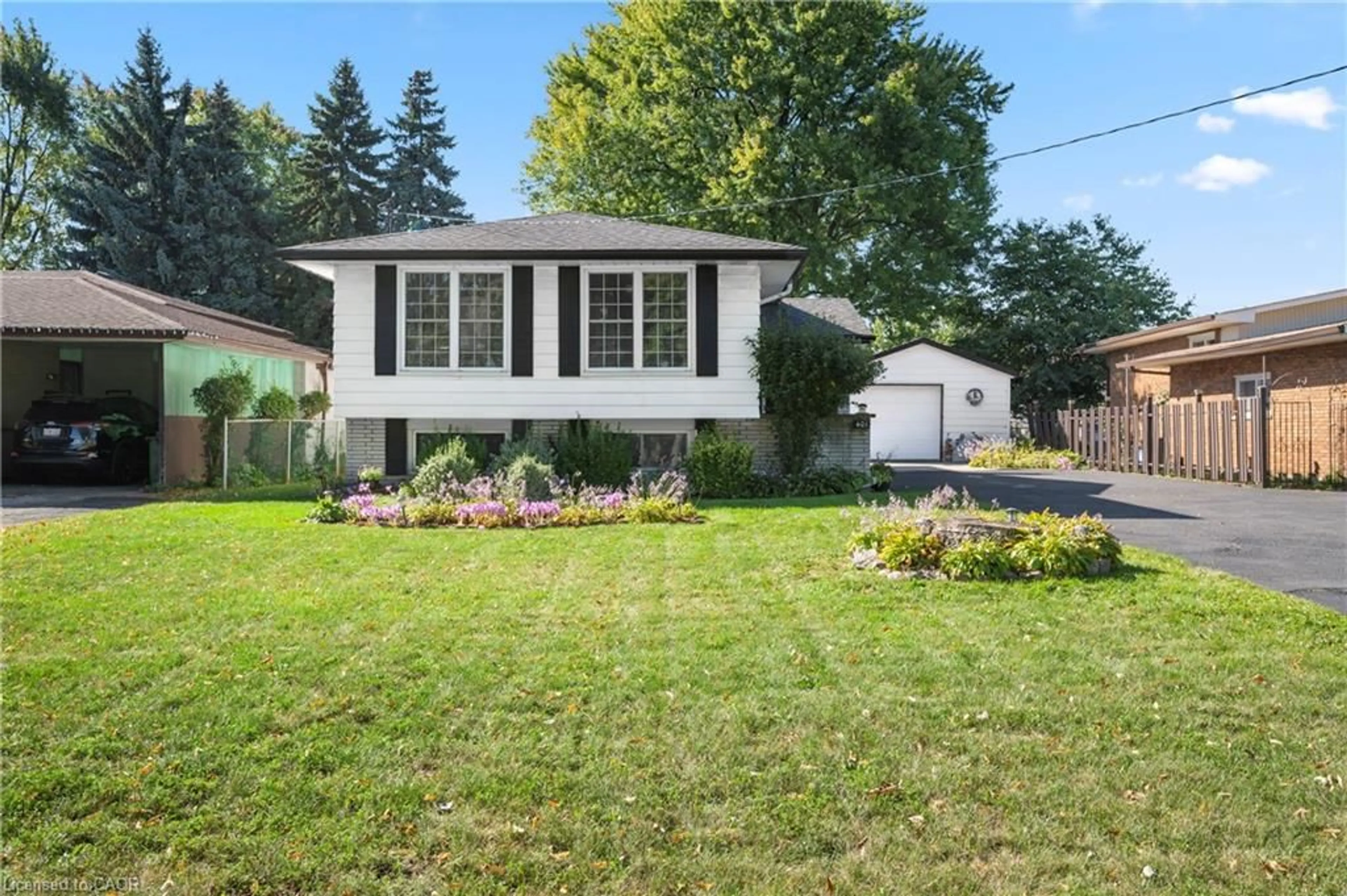Home with vinyl exterior material, street for 401 Mohawk Rd, Hamilton Ontario L9C 1W5