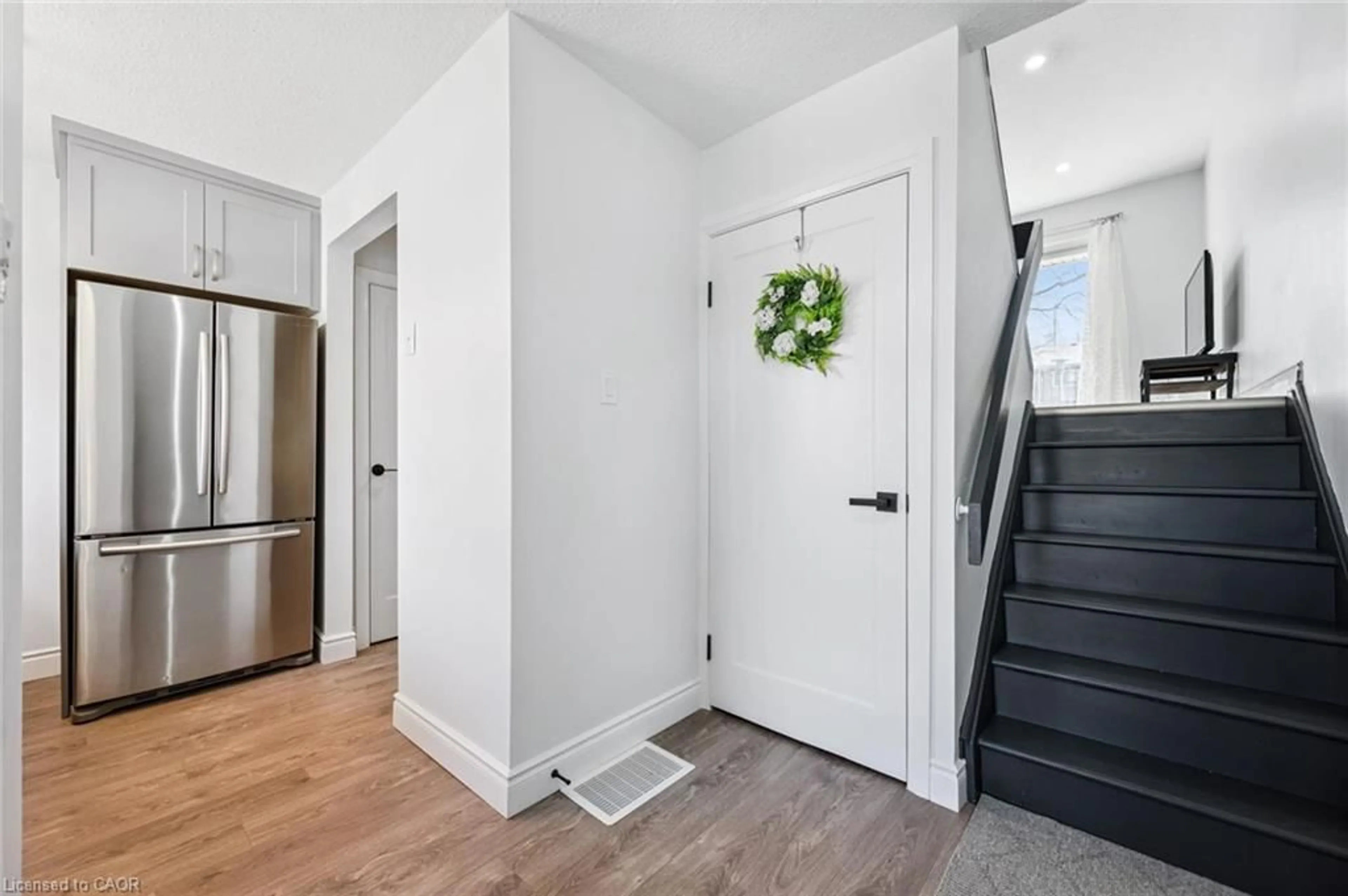 Indoor entryway for 224G Harvard Pl, Waterloo Ontario N2J 4G2