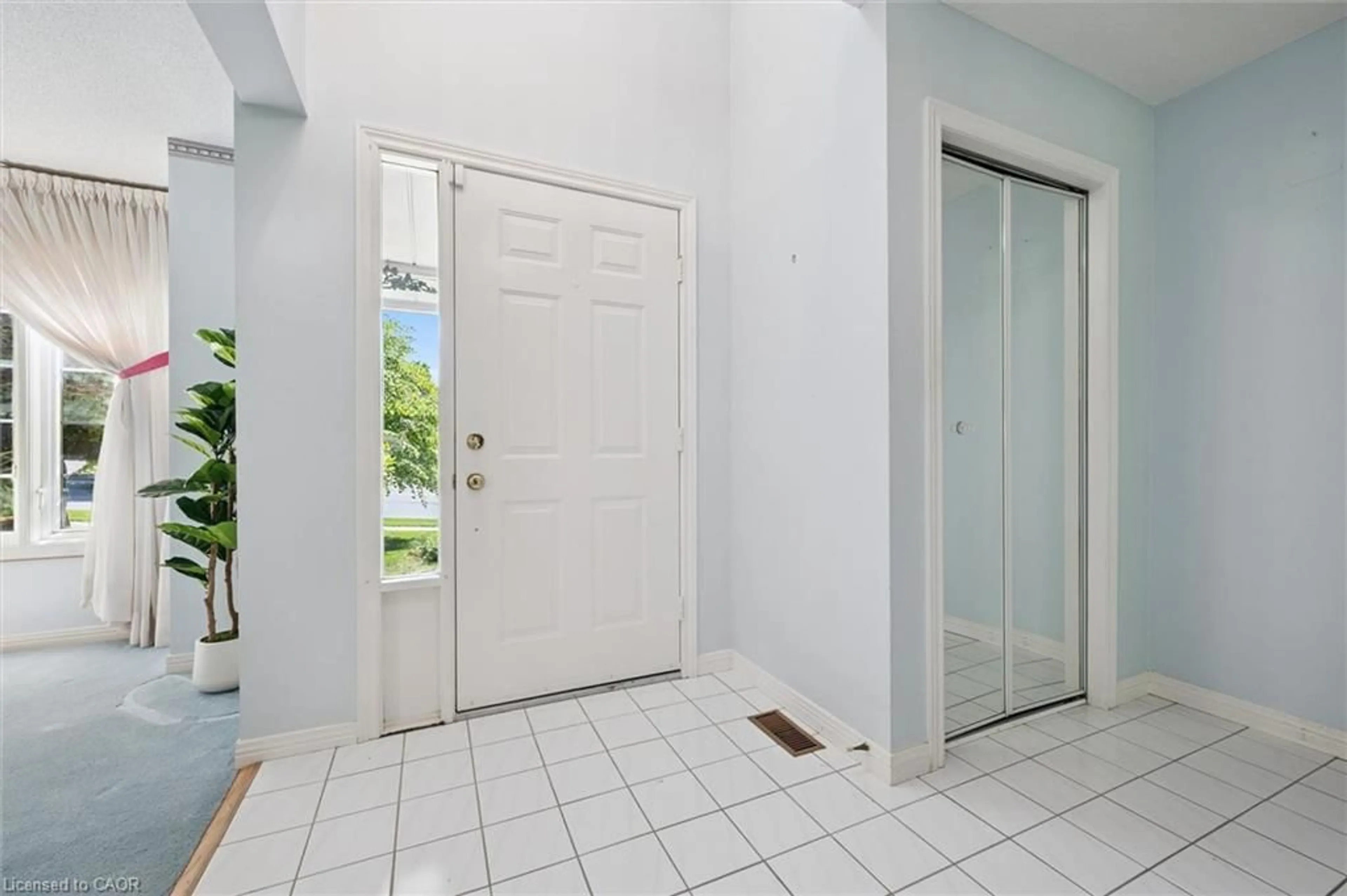 Indoor entryway for 539 Harvey St, Fergus Ontario N1M 3K2