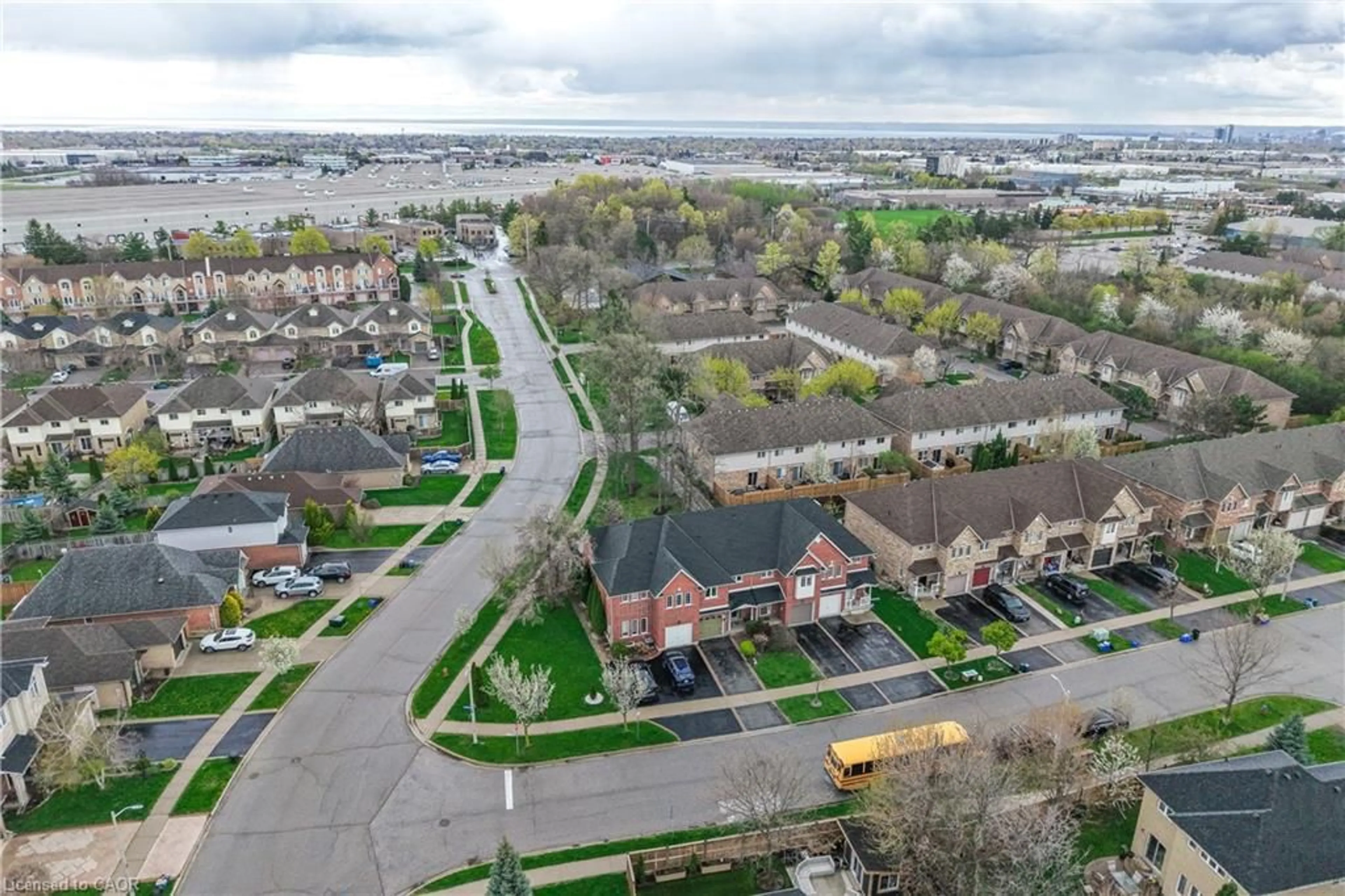 A pic from outside/outdoor area/front of a property/back of a property/a pic from drone, water/lake/river/ocean view for 4108 Kryzan Dr, Burlington Ontario L7M 4Z5
