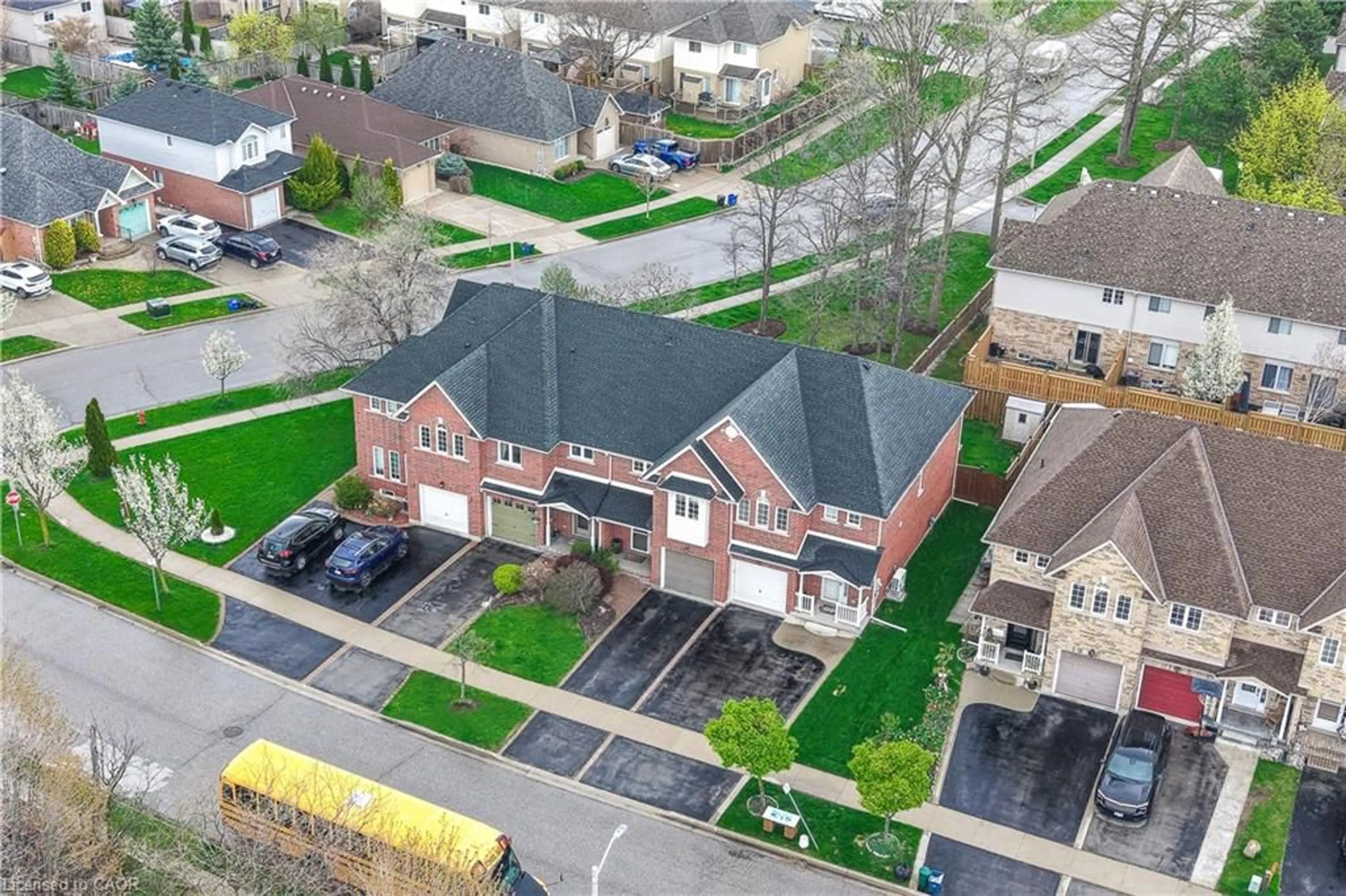 A pic from outside/outdoor area/front of a property/back of a property/a pic from drone, street for 4108 Kryzan Dr, Burlington Ontario L7M 4Z5
