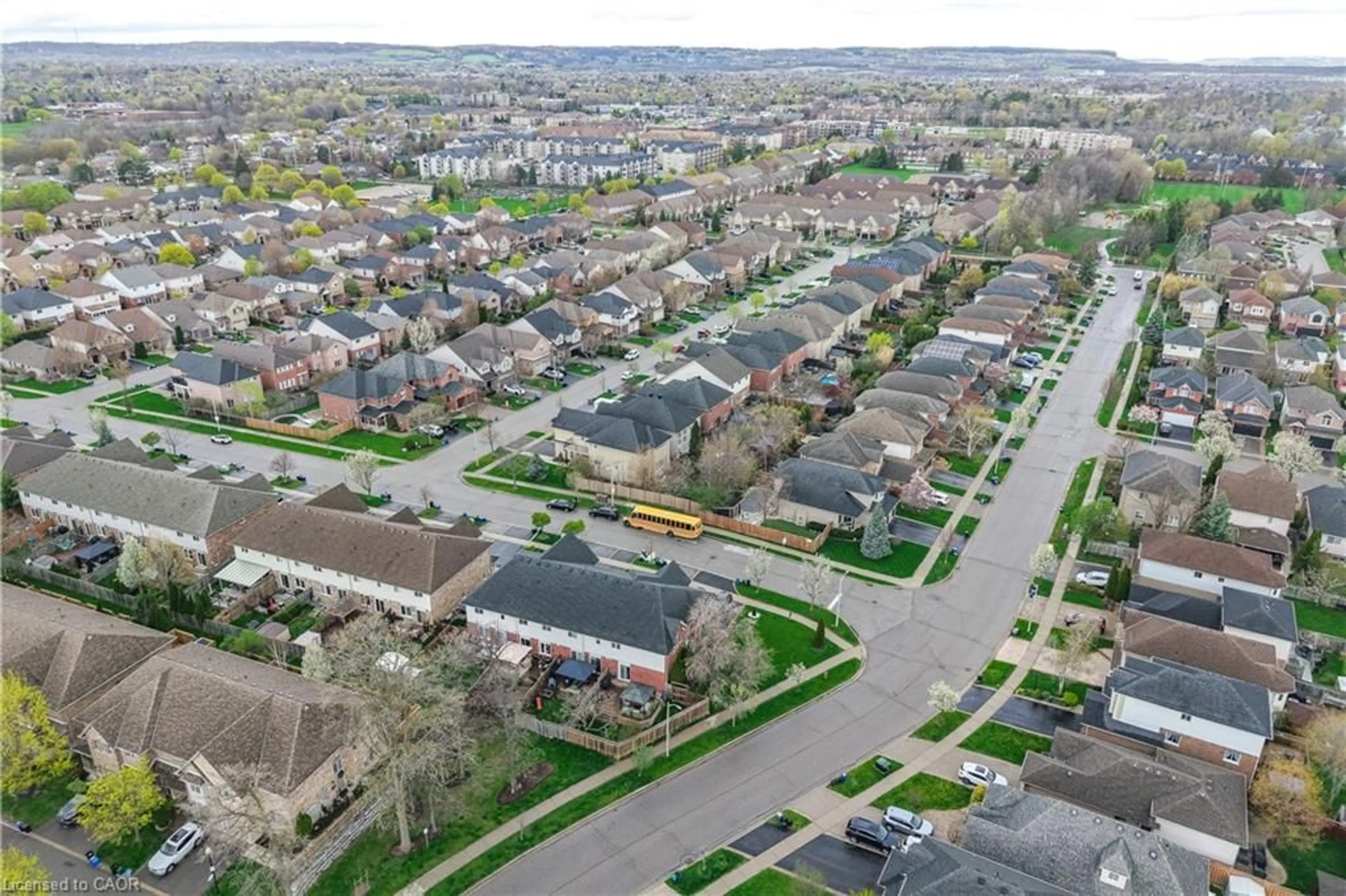 A pic from outside/outdoor area/front of a property/back of a property/a pic from drone, street for 4108 Kryzan Dr, Burlington Ontario L7M 4Z5