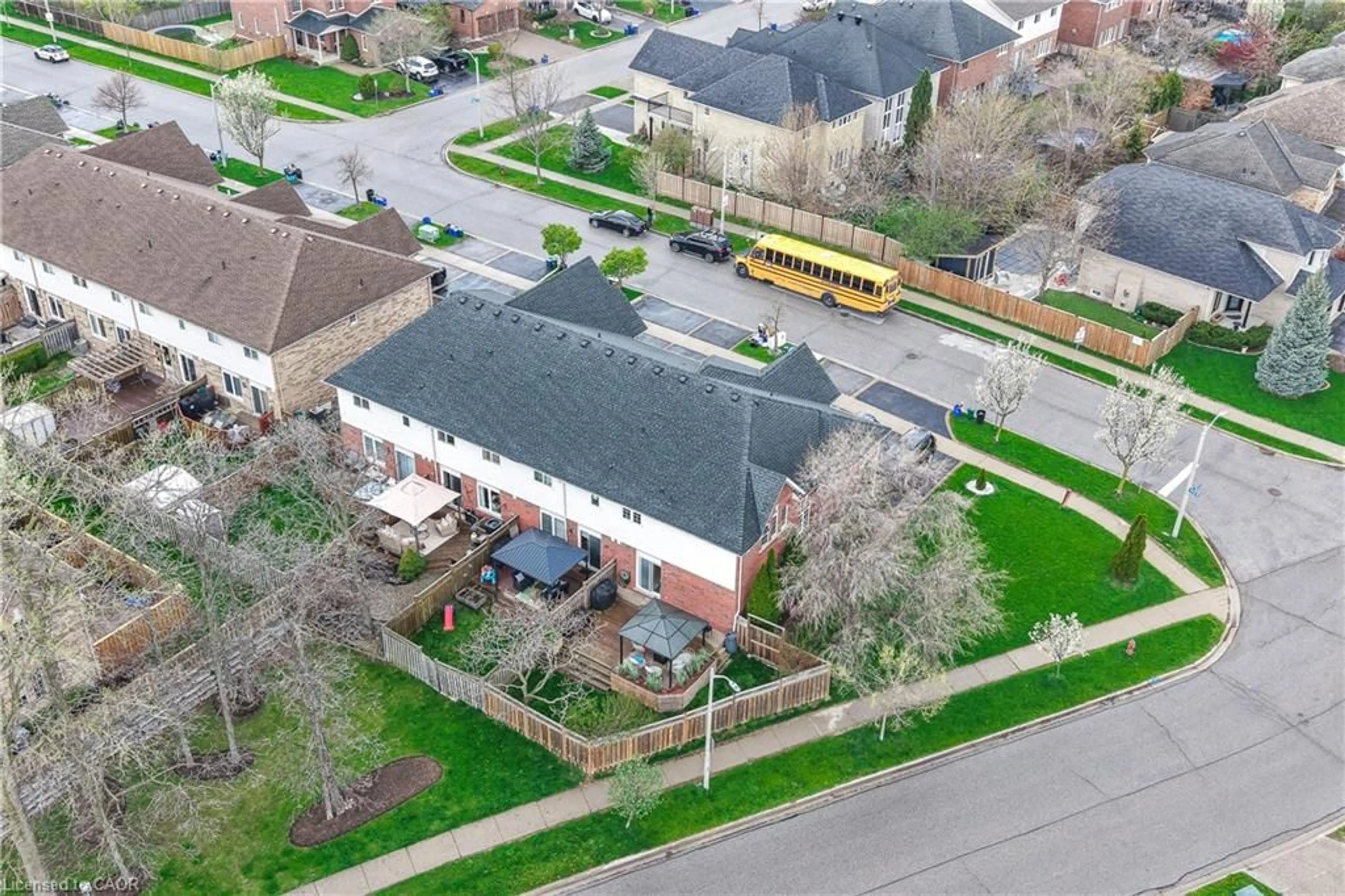 A pic from outside/outdoor area/front of a property/back of a property/a pic from drone, street for 4108 Kryzan Dr, Burlington Ontario L7M 4Z5