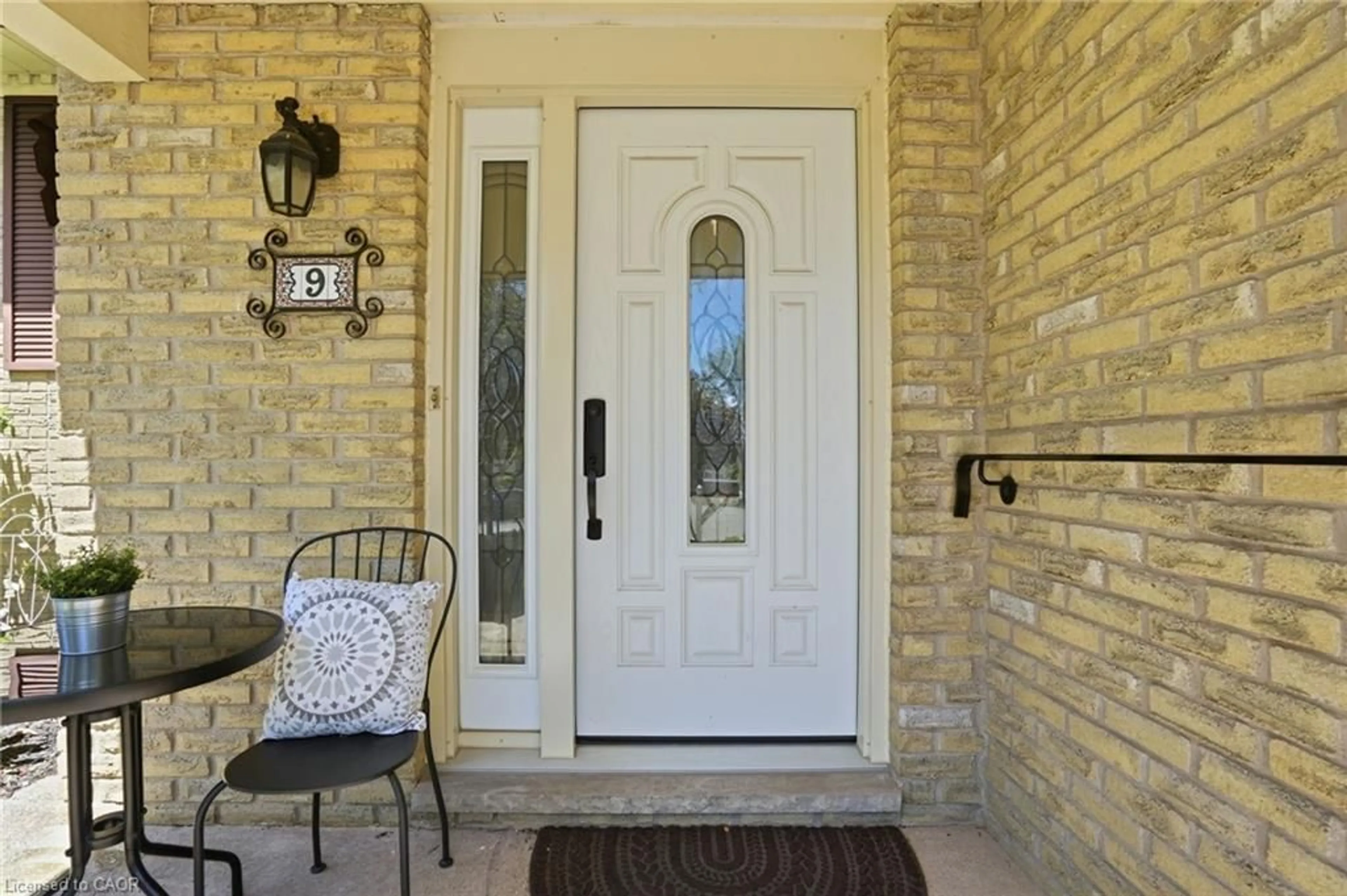 Indoor entryway for 9 Magnolia Crt, Fonthill Ontario L3E 0H5