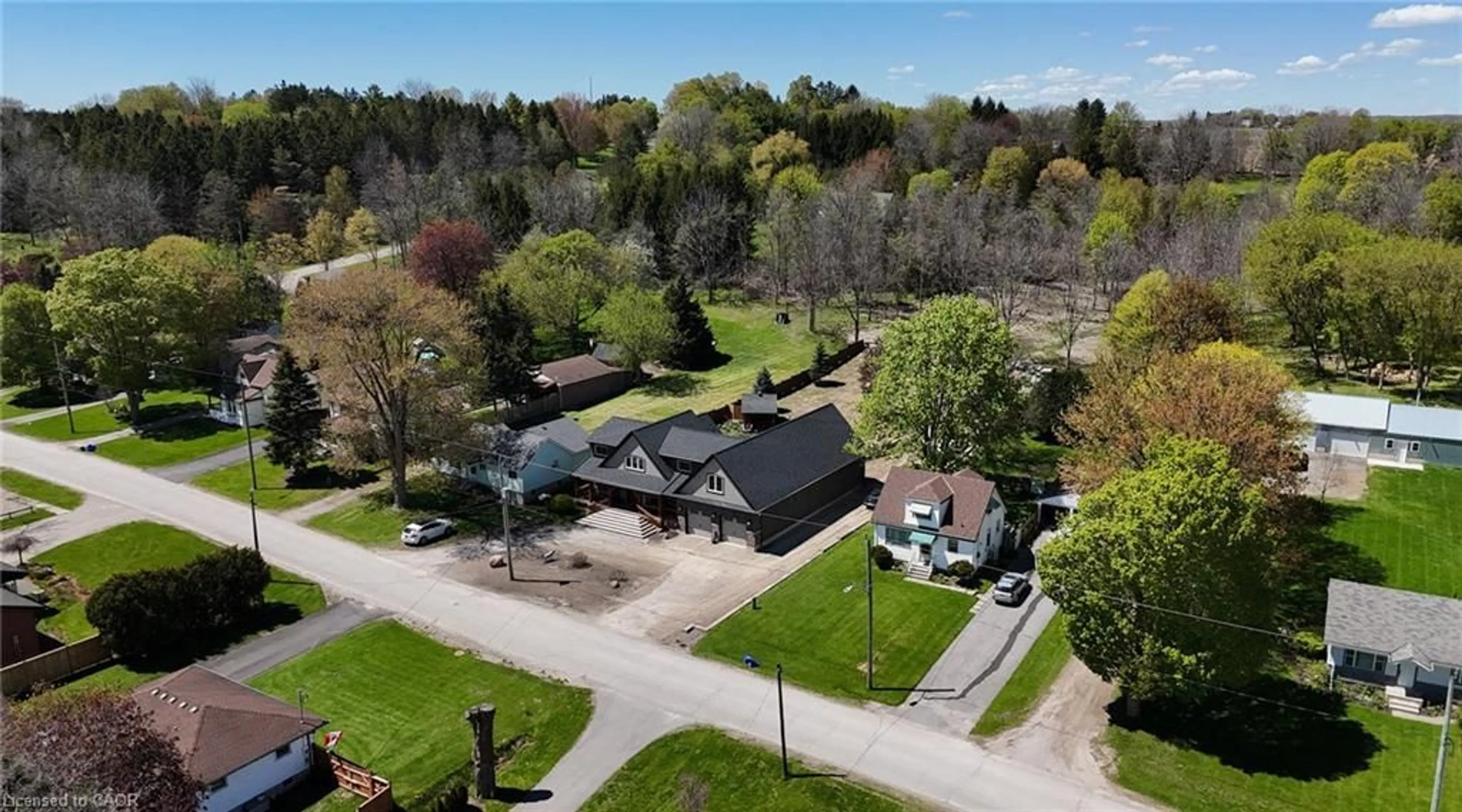 A pic from outside/outdoor area/front of a property/back of a property/a pic from drone, street for 18 Queen St, Beachville Ontario N0J 1A0