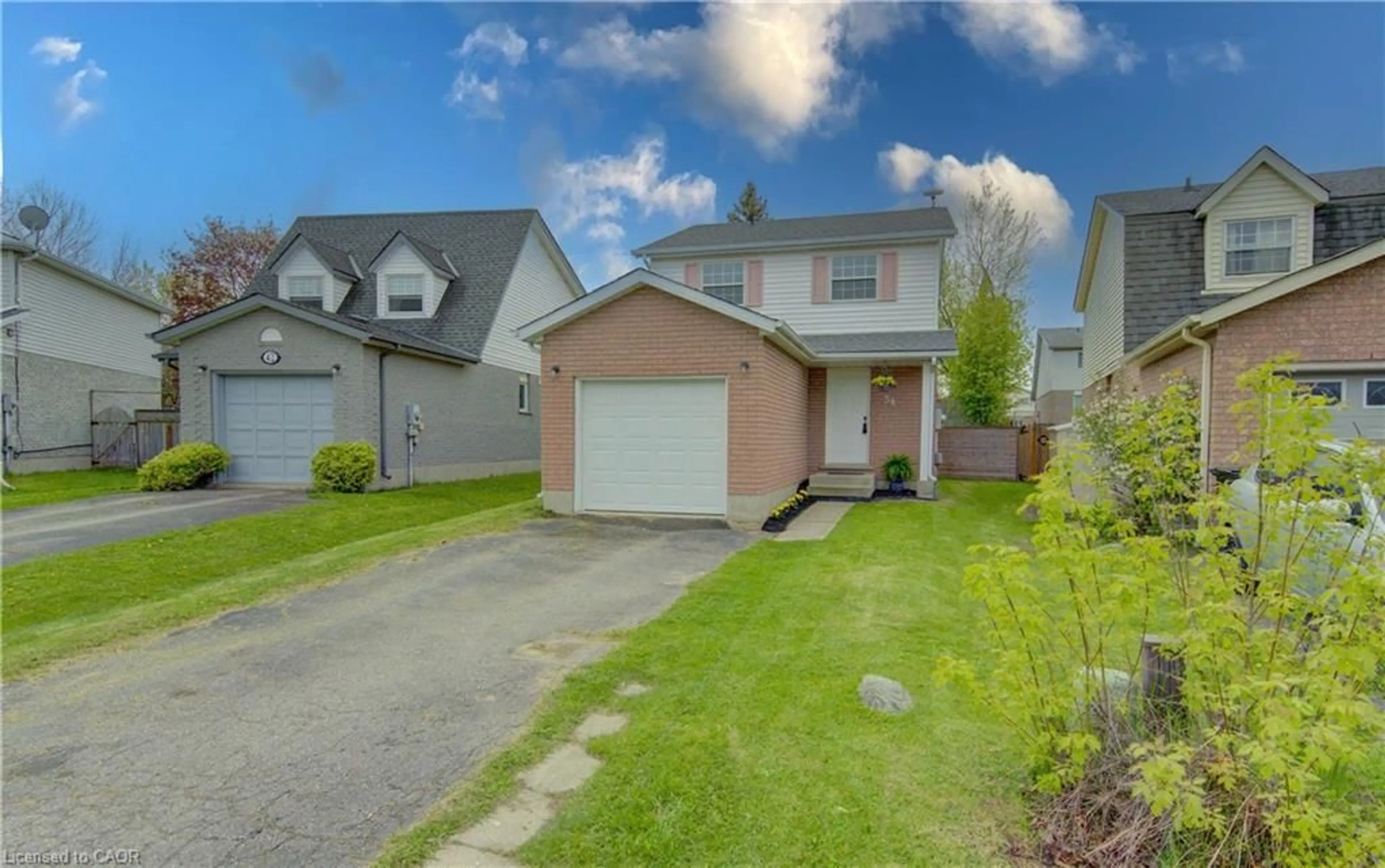 A pic from outside/outdoor area/front of a property/back of a property/a pic from drone, street for 38 Cassidy Crt, Cambridge Ontario N1R 8J2
