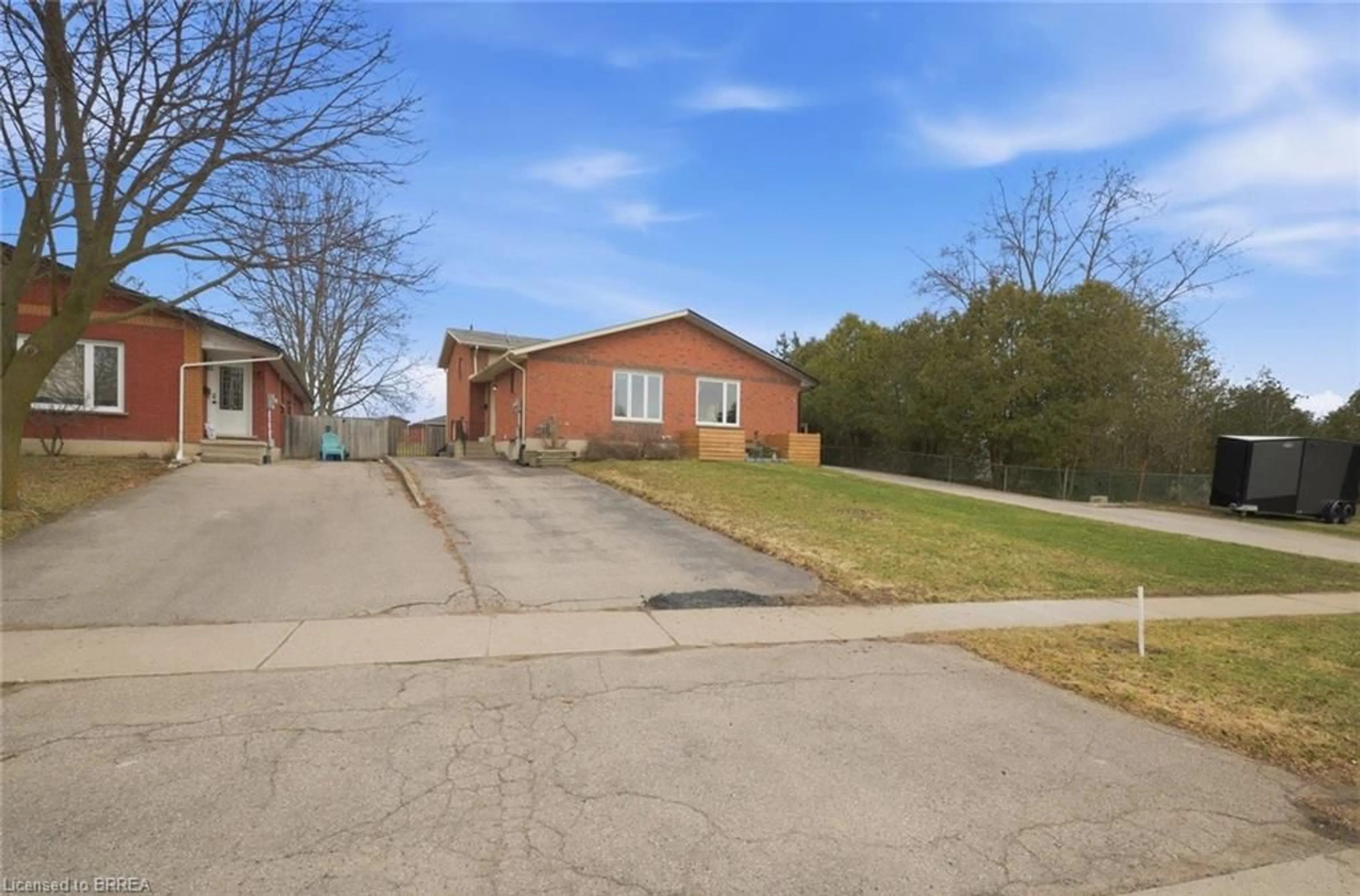 A pic from outside/outdoor area/front of a property/back of a property/a pic from drone, street for 7 Forest Dr, Paris Ontario N3L 3L2