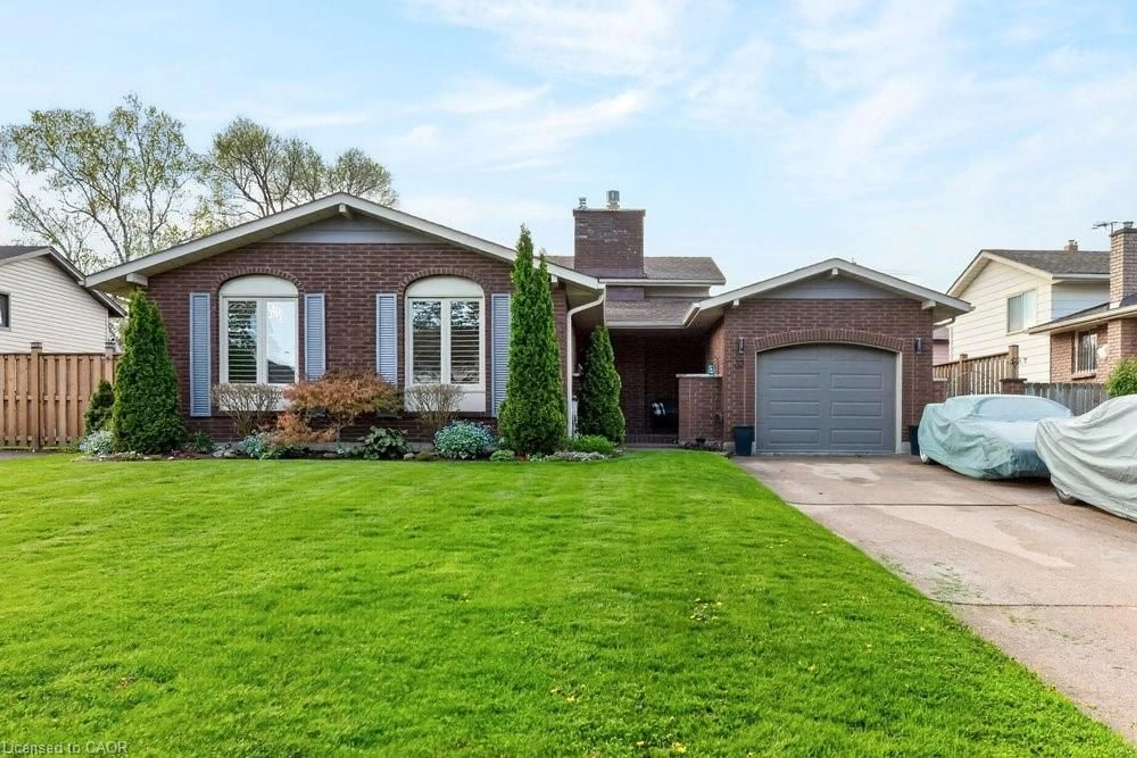 Home with brick exterior material, street for 33 Via Dell Monte St, St. Catharines Ontario L2T 3X9