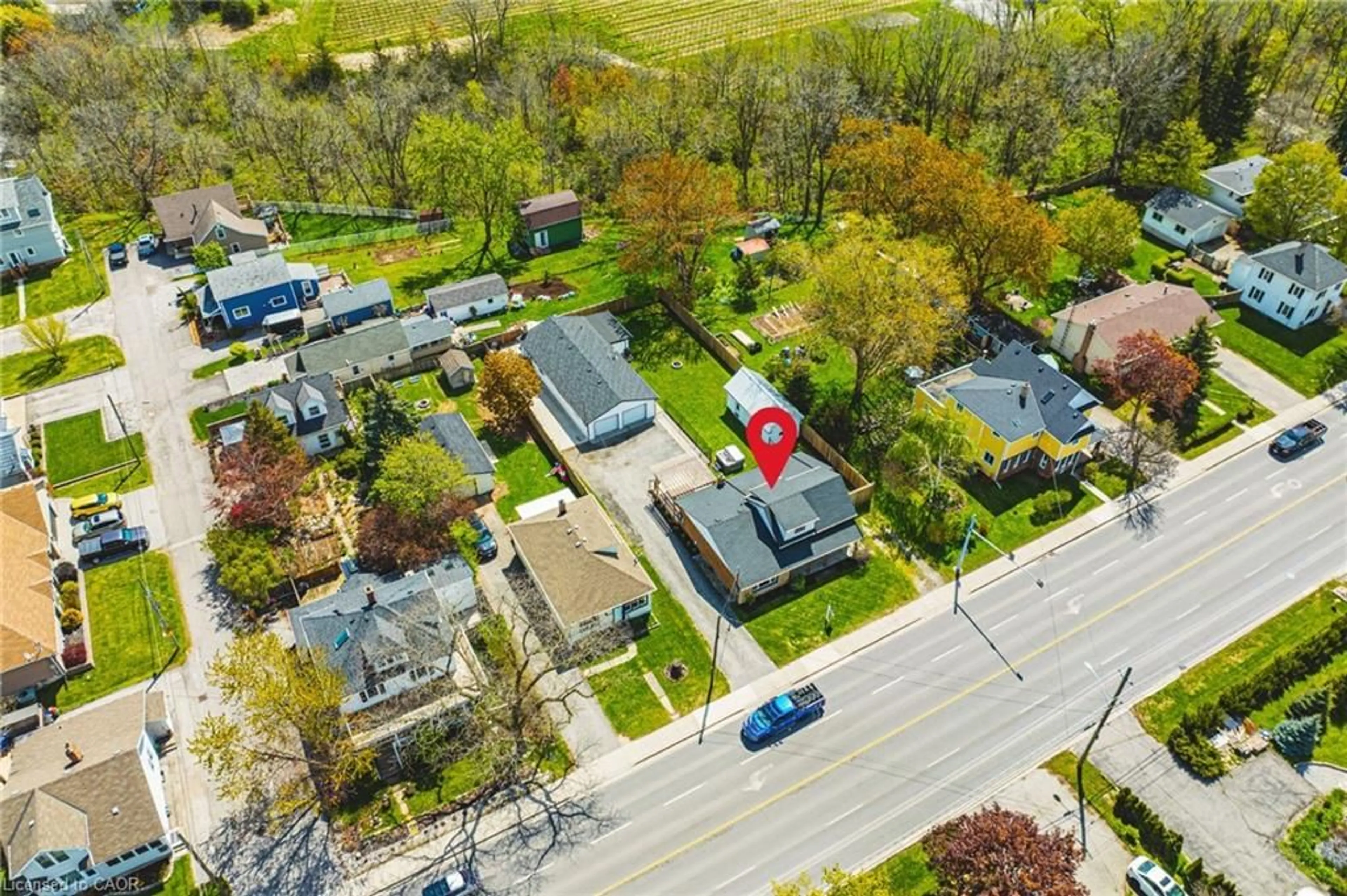 A pic from outside/outdoor area/front of a property/back of a property/a pic from drone, street for 3865 Victoria Ave, Vineland Ontario L0R 2C0
