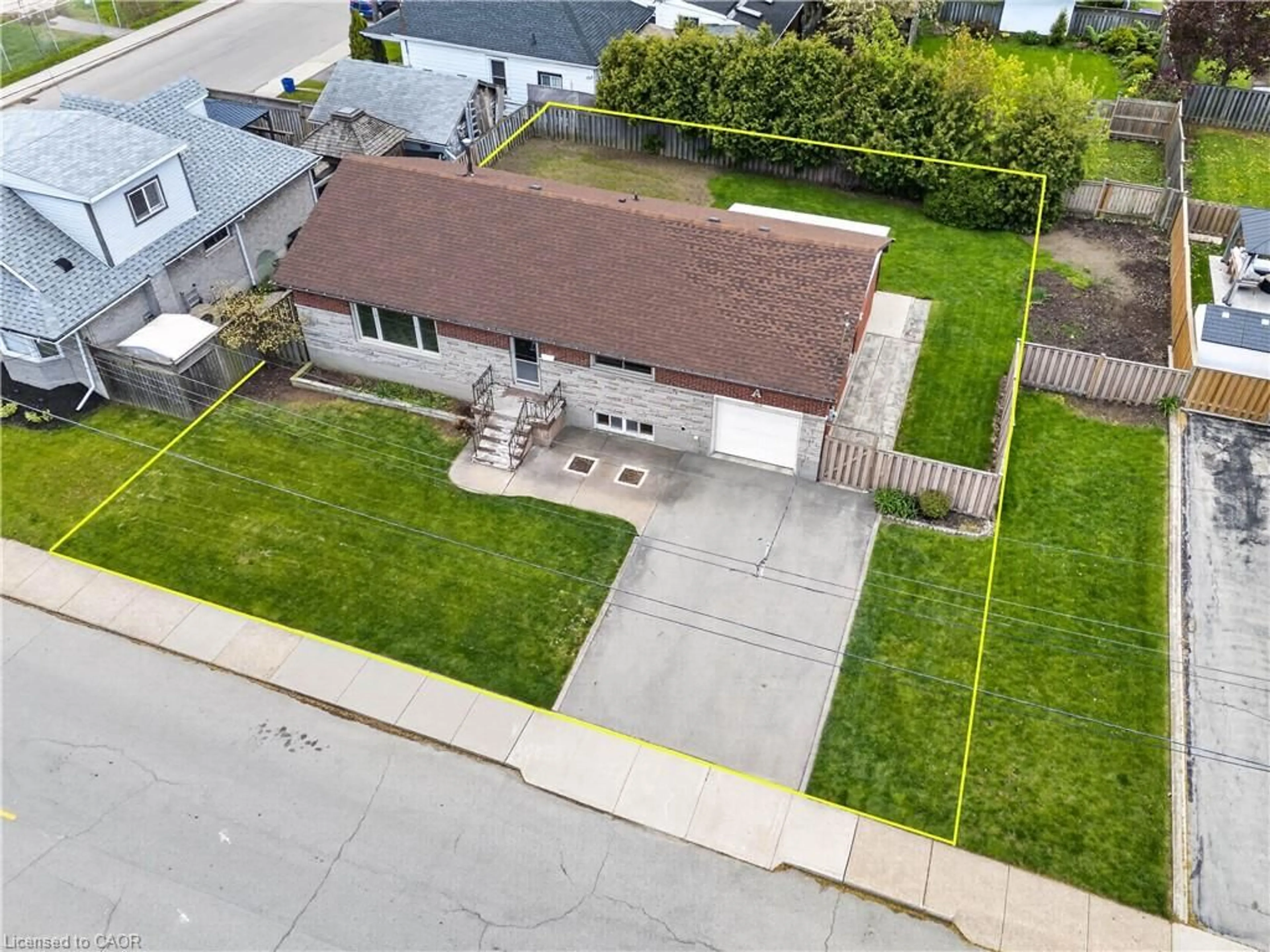 A pic from outside/outdoor area/front of a property/back of a property/a pic from drone, street for 162 Mountville Ave, Hamilton Ontario L9A 1E7