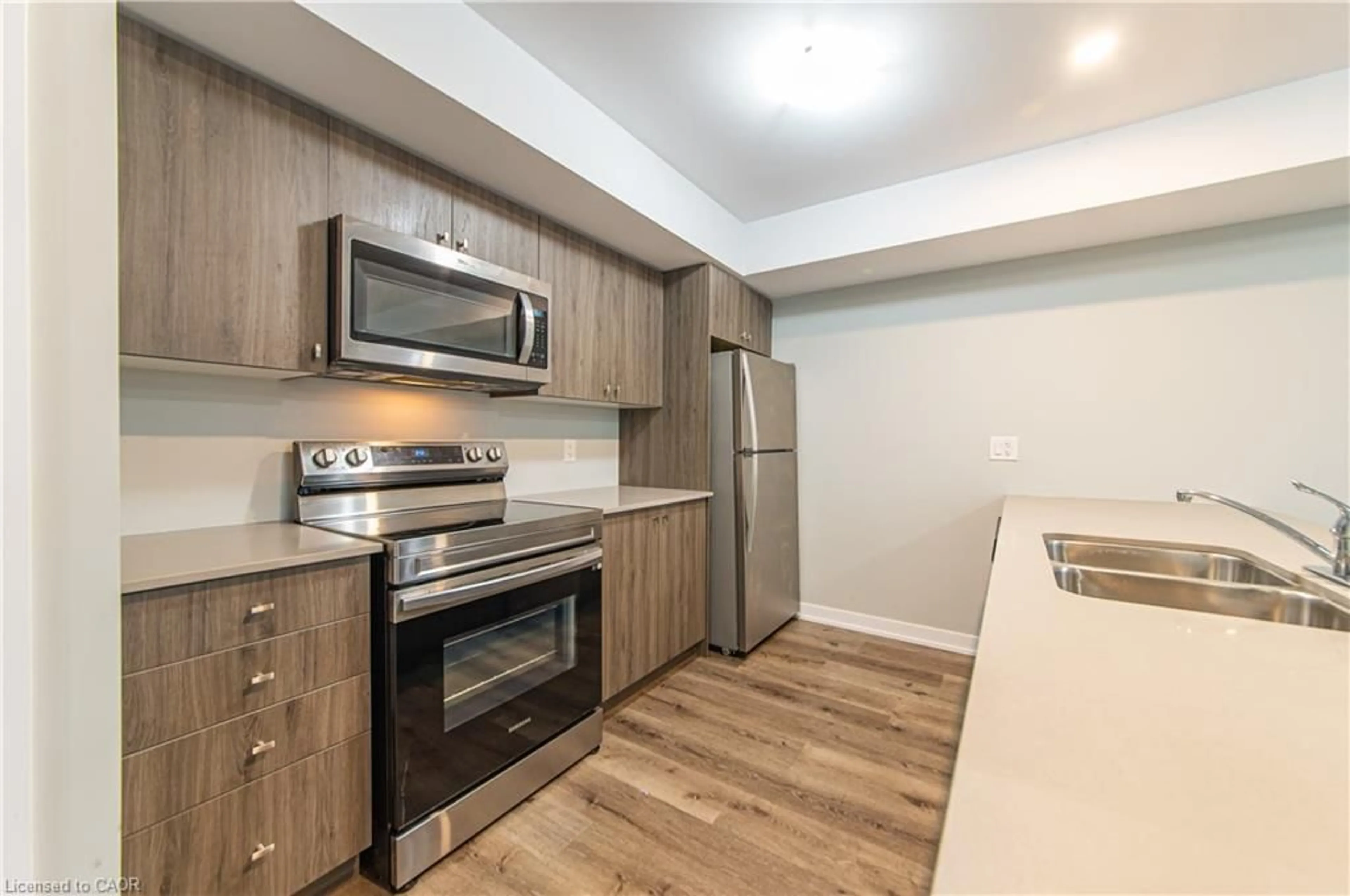 Standard kitchen, wood/laminate floor for 1331 Countrystone Dr #B9, Kitchener Ontario N2N 3R9