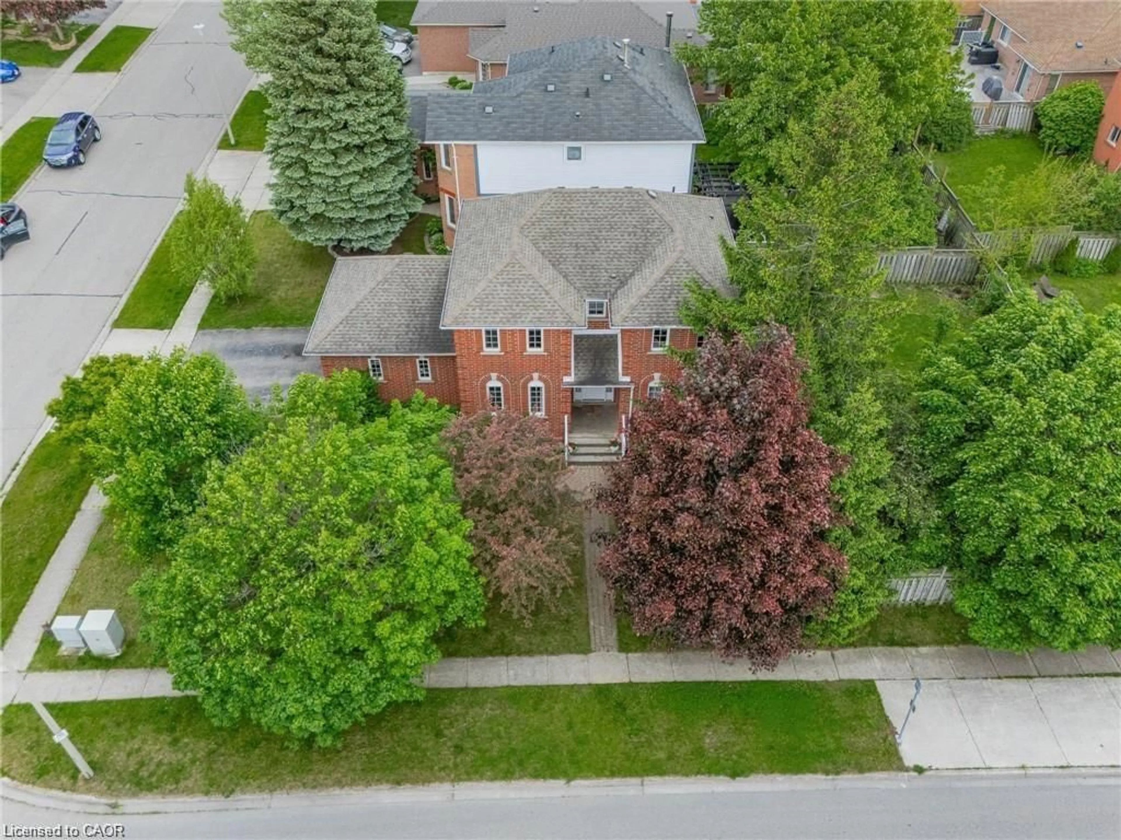 A pic from outside/outdoor area/front of a property/back of a property/a pic from drone, street for 444 Burnett Ave, Cambridge Ontario N1T 1L3