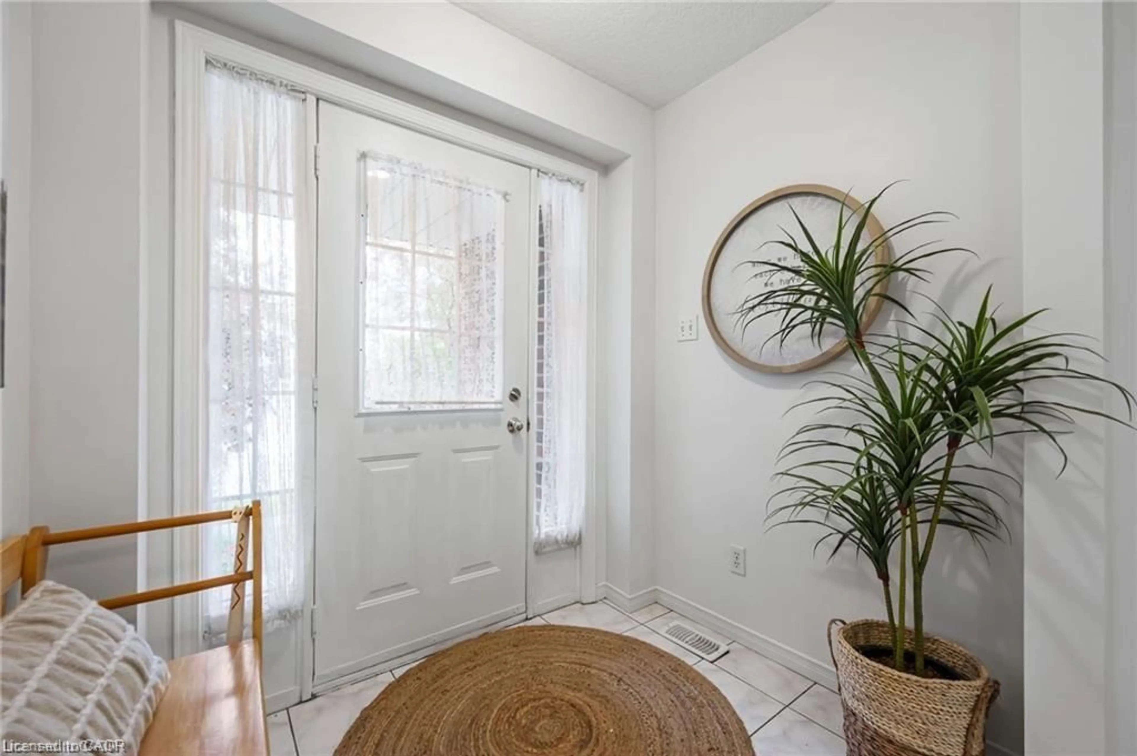 Indoor entryway for 444 Burnett Ave, Cambridge Ontario N1T 1L3