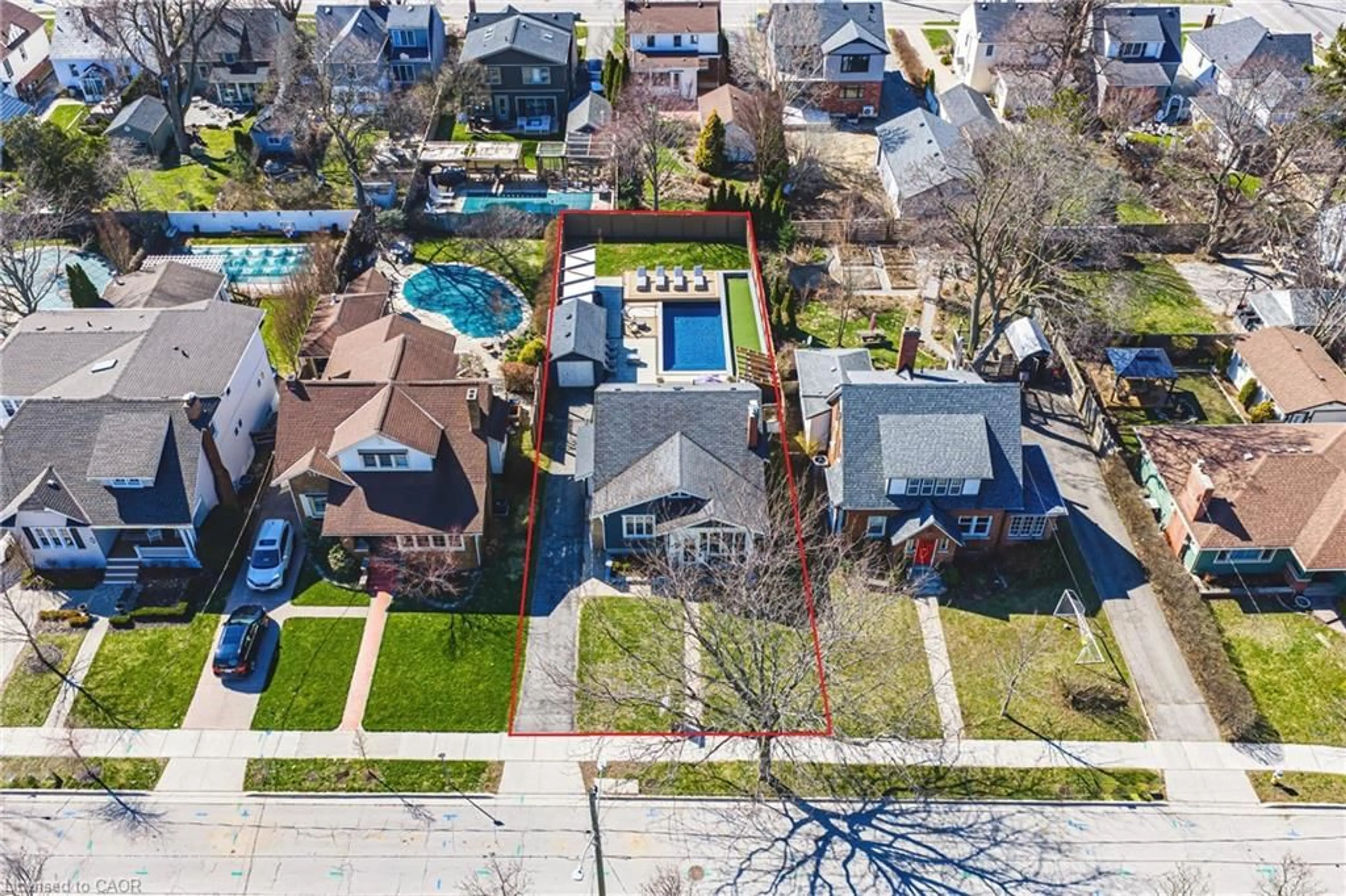 A pic from outside/outdoor area/front of a property/back of a property/a pic from drone, street for 6 Nelles Blvd, Grimsby Ontario L3M 3R1