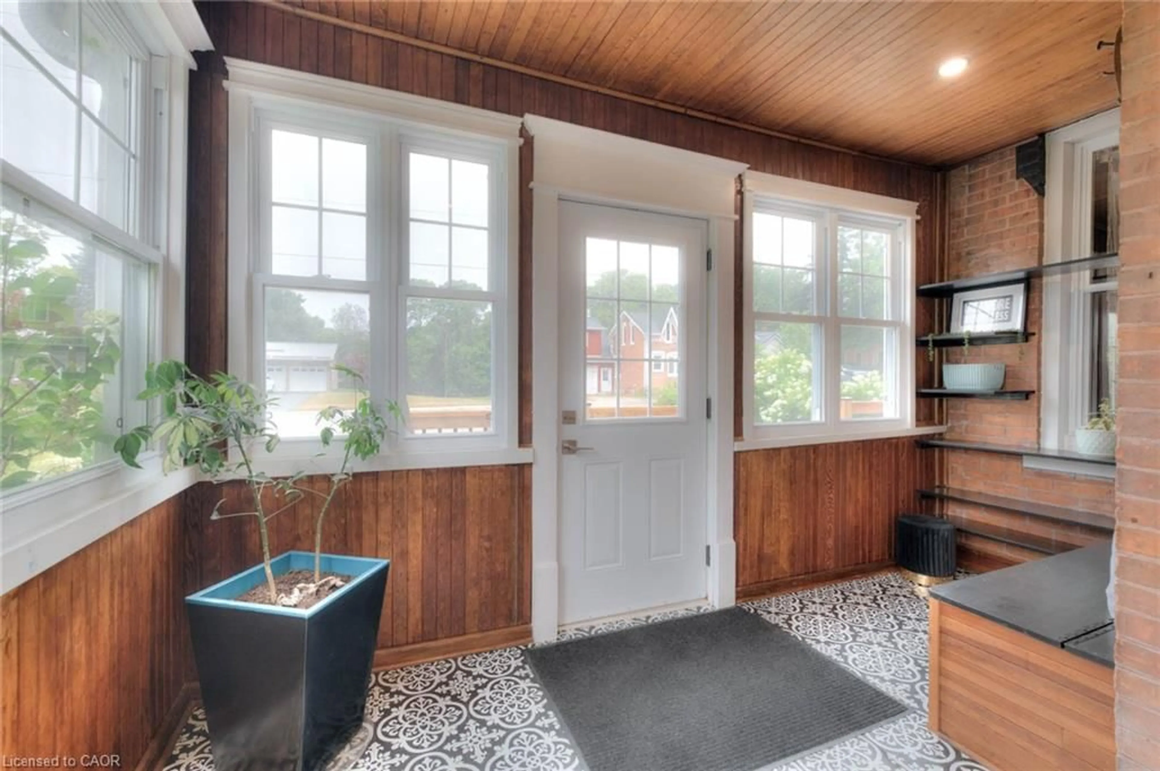 Indoor entryway for 2027 Victoria St, Gorrie Ontario N0G 1X0