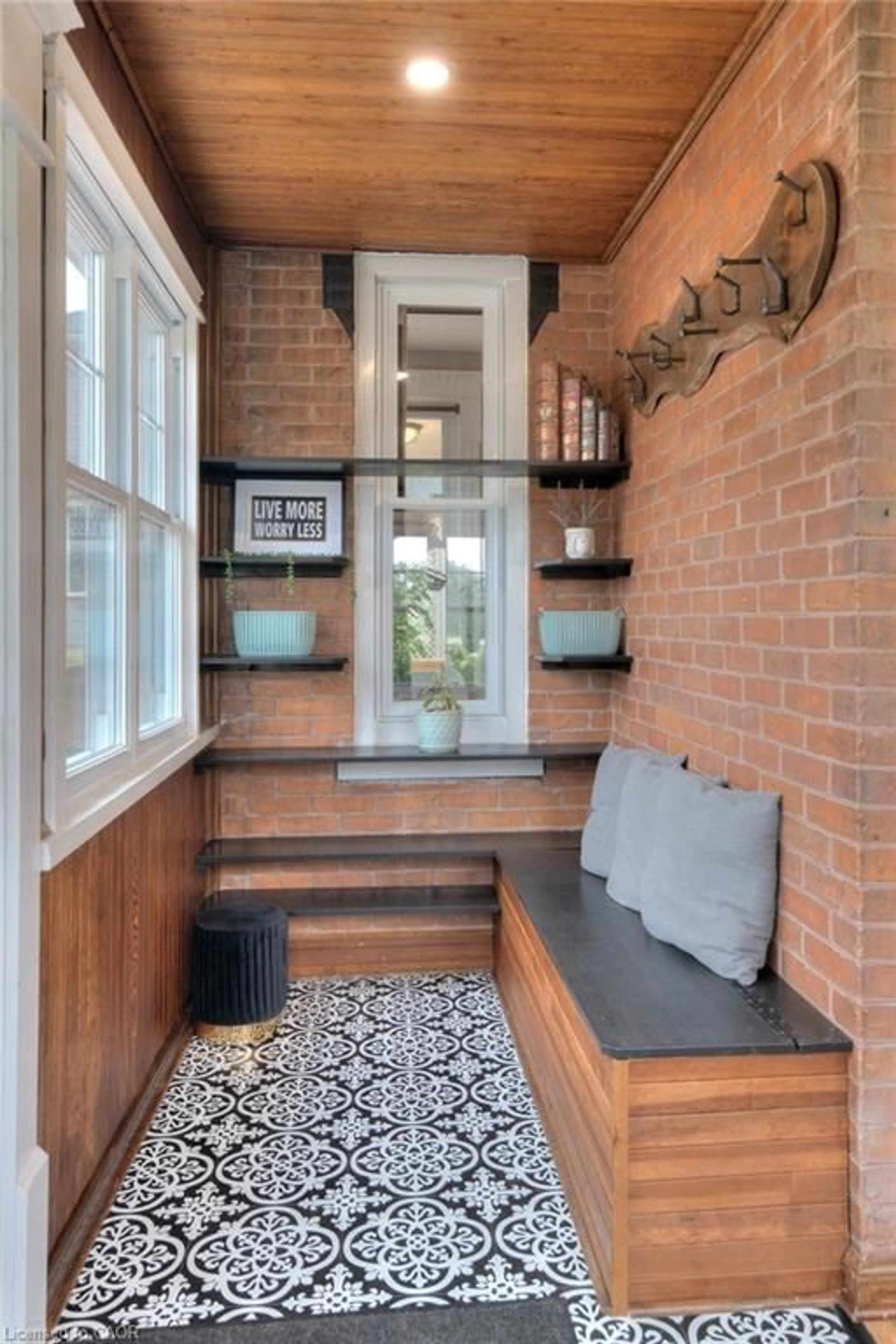Indoor entryway for 2027 Victoria St, Gorrie Ontario N0G 1X0