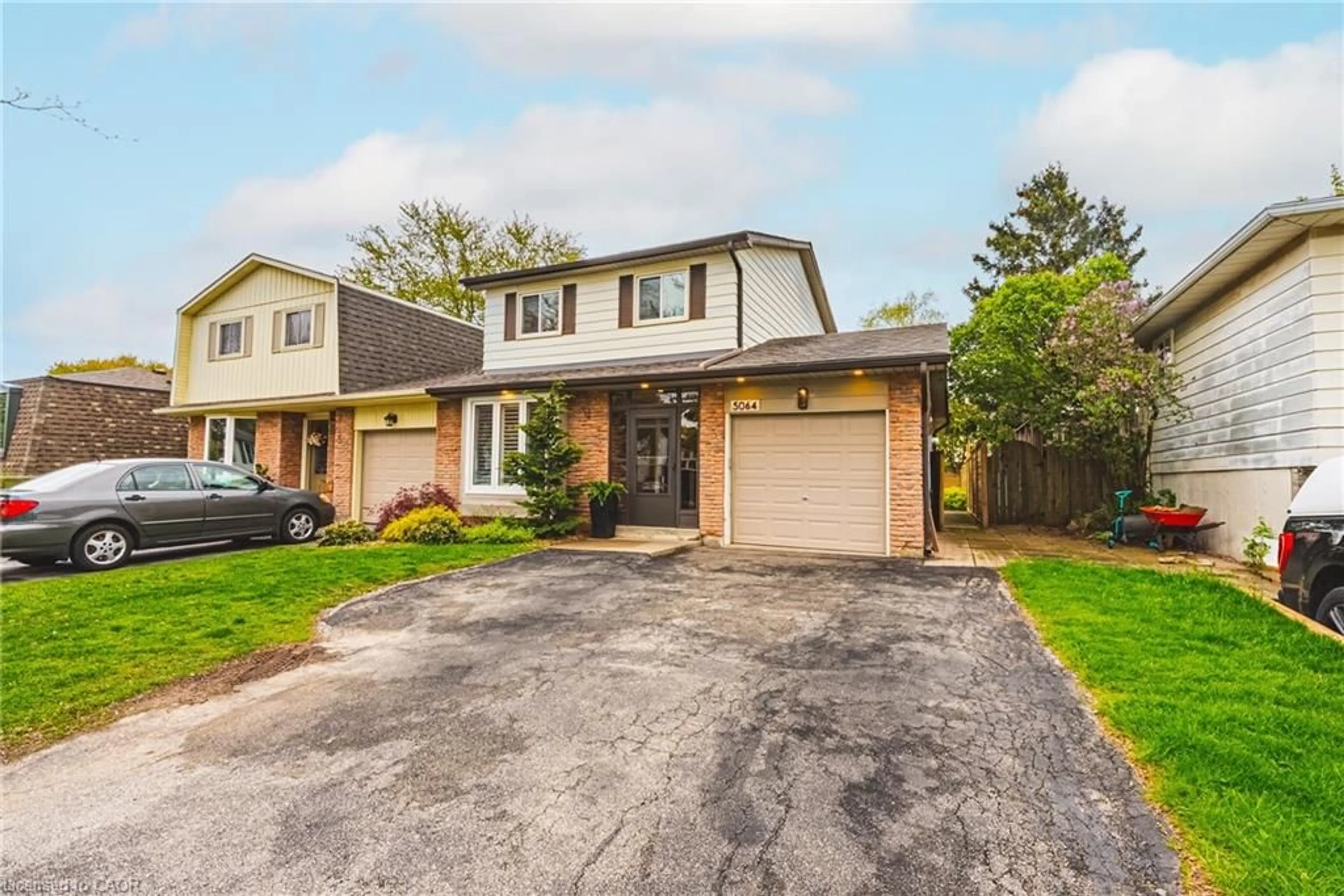 Home with brick exterior material, street for 5064 Brady Ave, Burlington Ontario L7L 3X6