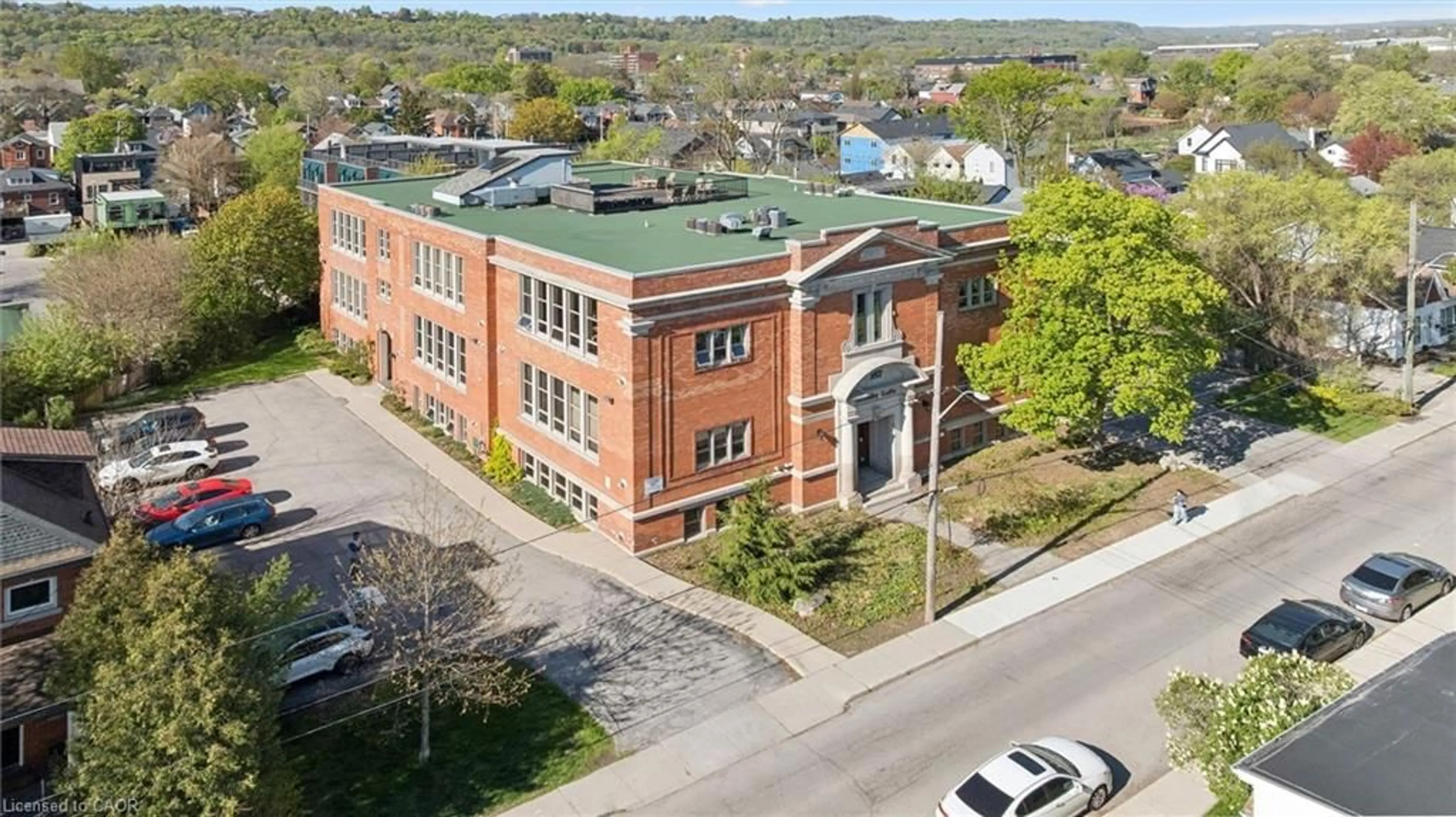 A pic from outside/outdoor area/front of a property/back of a property/a pic from drone, building for 357 Hunter St #36, Hamilton Ontario L8P 1S6