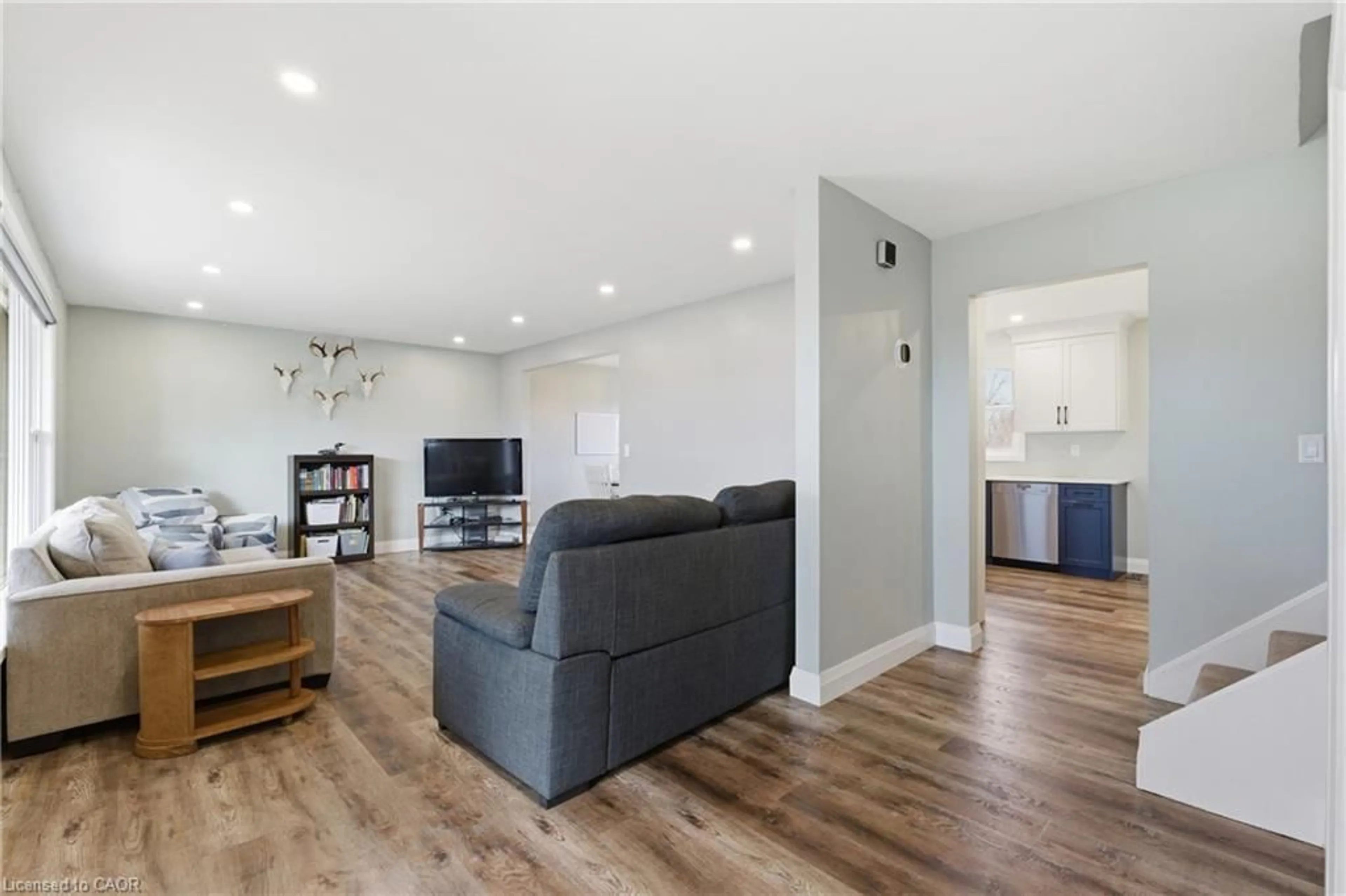 Living room with furniture, wood/laminate floor for 21 Lena Cres, Port Colborne Ontario L3K 5X3