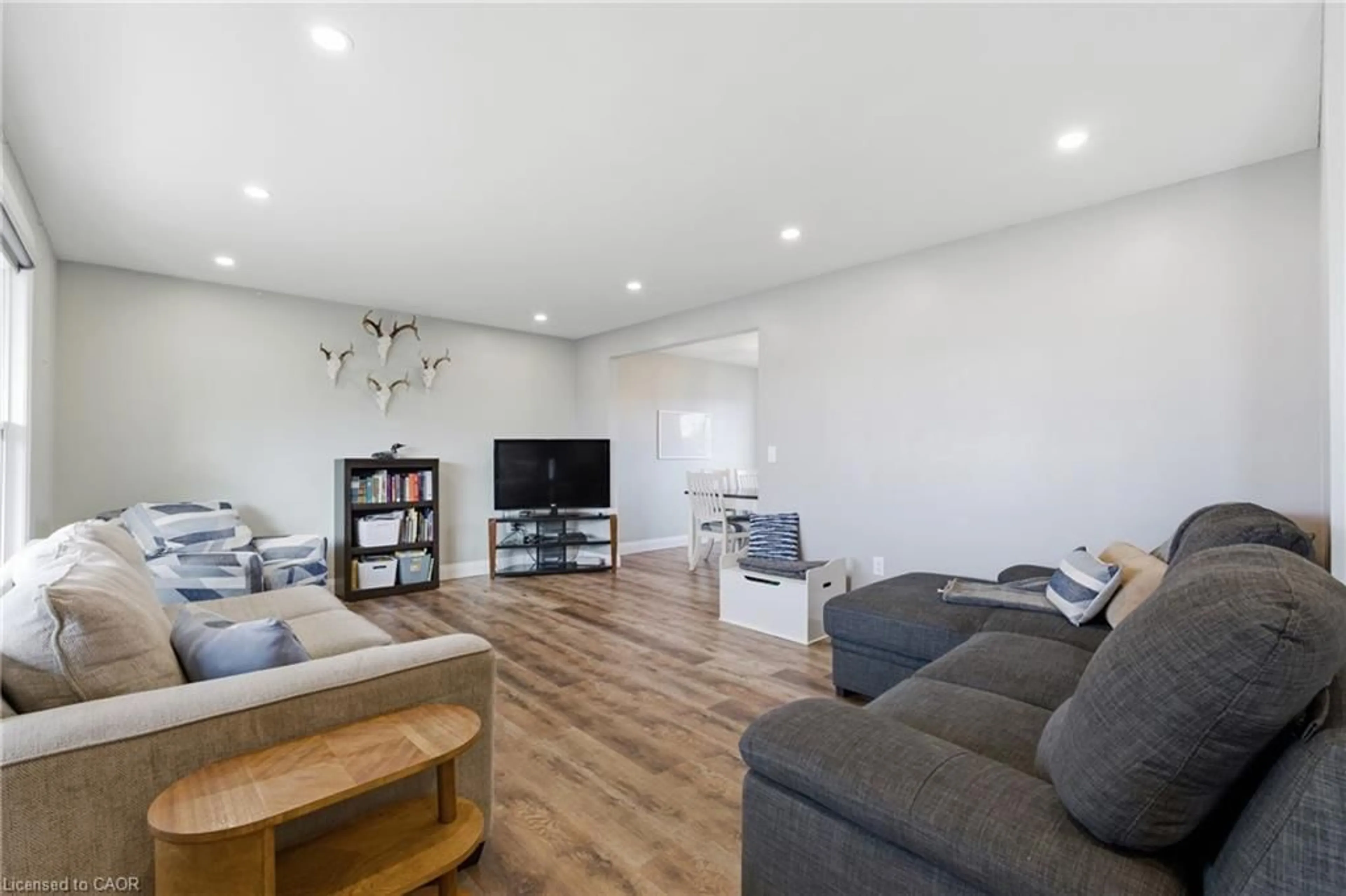 Living room with furniture, wood/laminate floor for 21 Lena Cres, Port Colborne Ontario L3K 5X3
