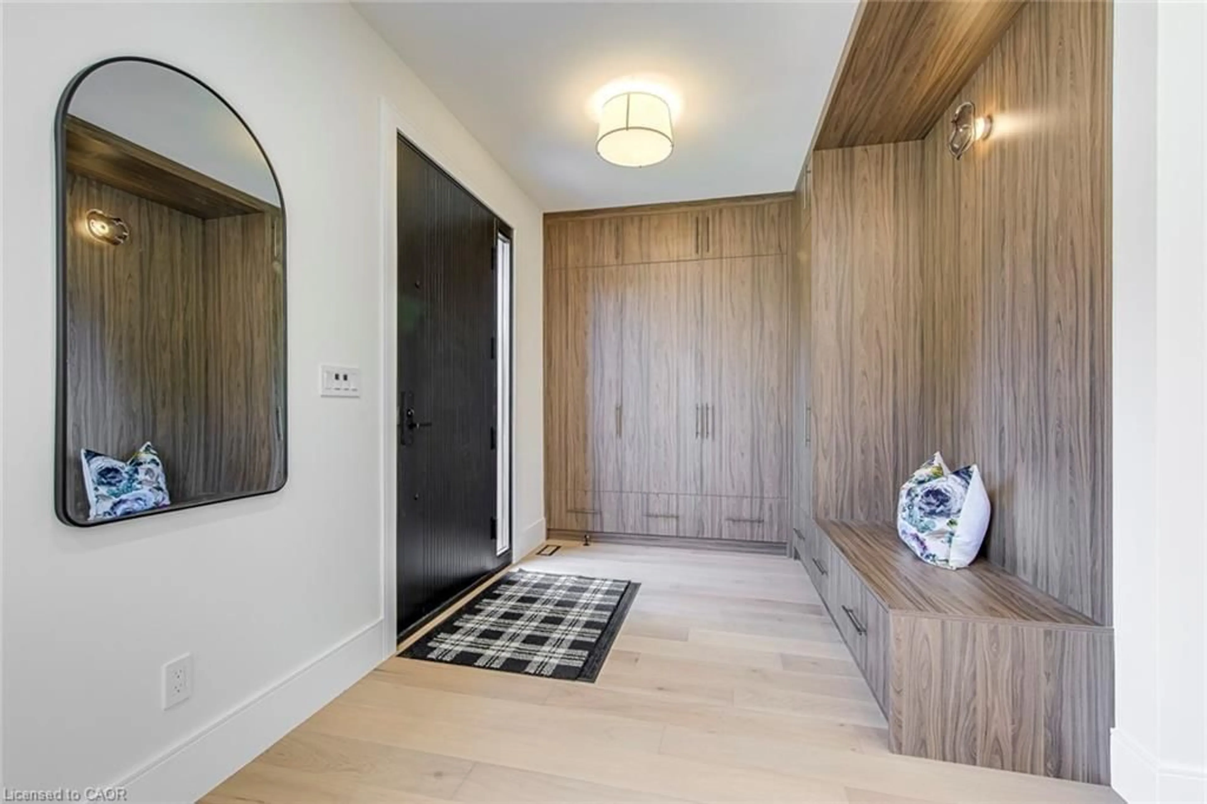 Indoor entryway for 1411 Mountain Grove Ave, Burlington Ontario L7P 2H1